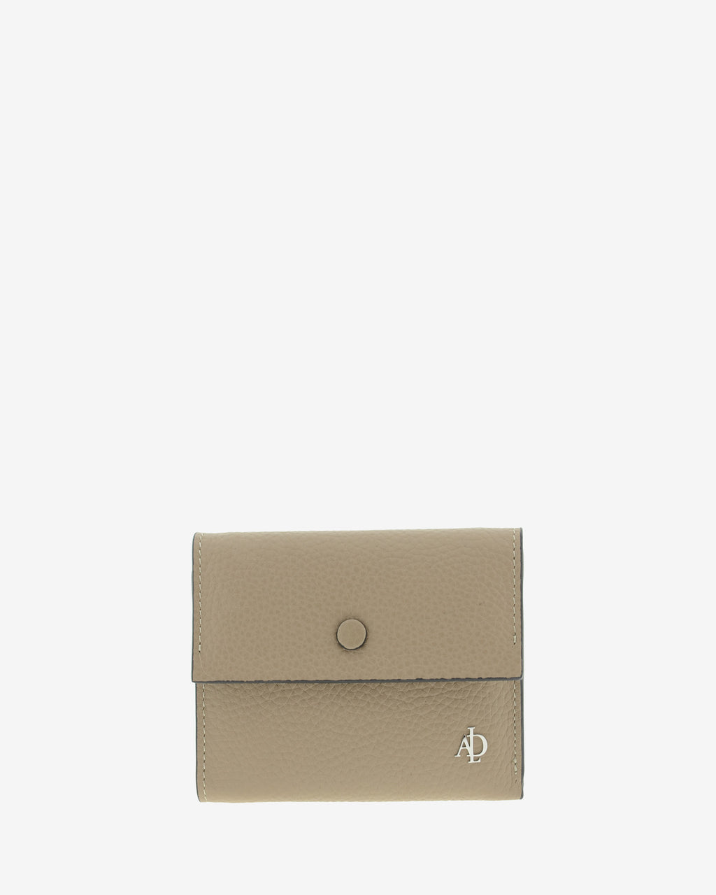 Cartera pequeña de mujer Nude en color Topo, vista frontal con solapa, botón a presión y logo Adapell.