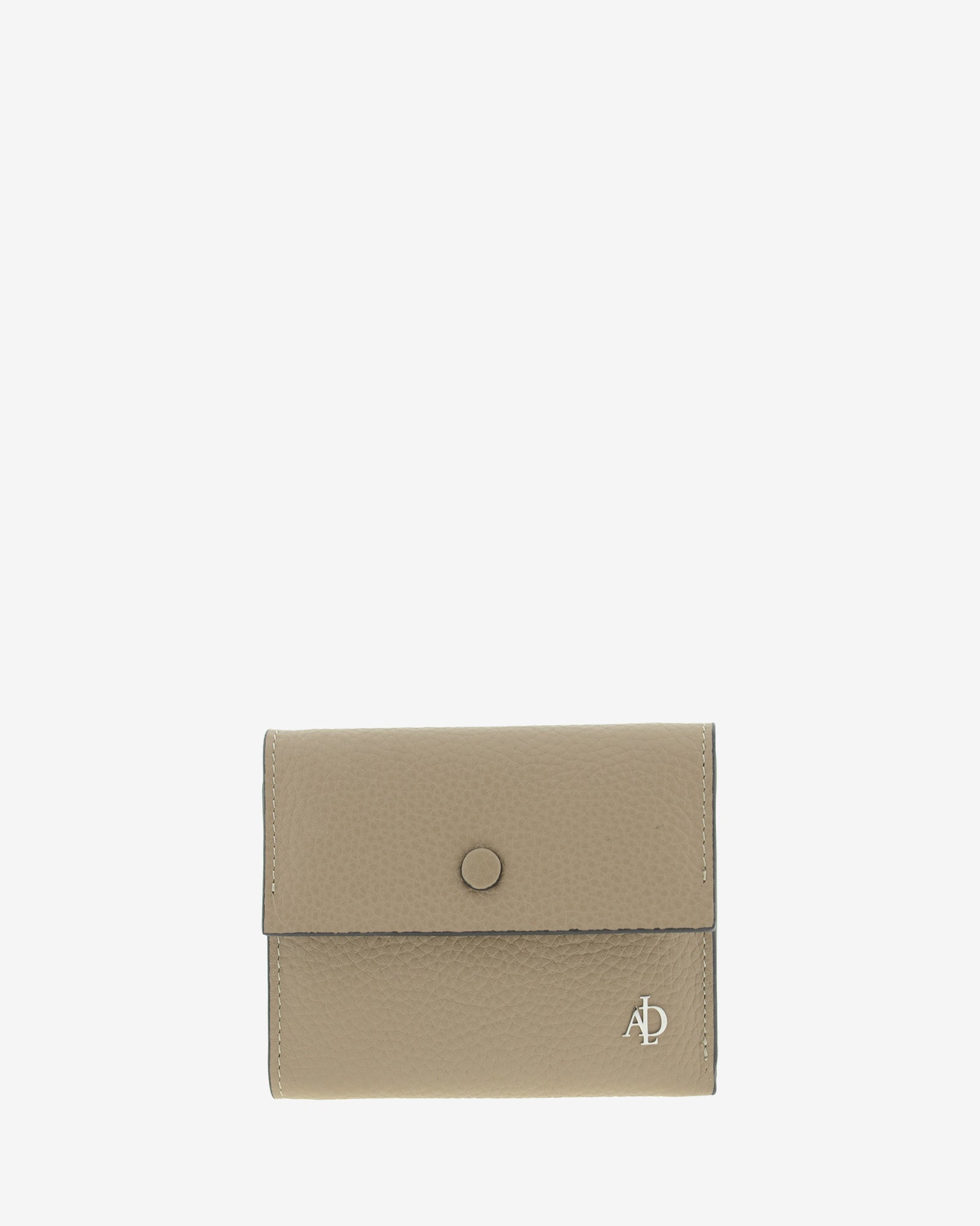 Cartera pequeña de mujer Nude en color Topo, vista frontal con solapa, botón a presión y logo Adapell.