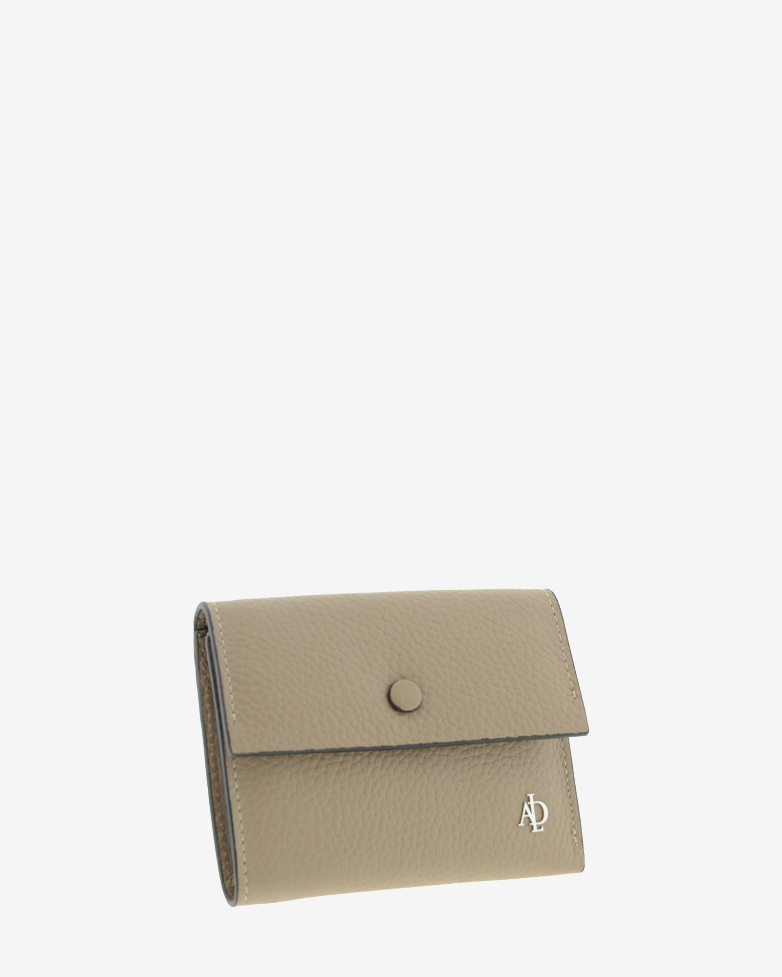 Cartera pequeña de mujer Nude en color Topo, vista frontal en tres cuartos con solapa y botón a presión.