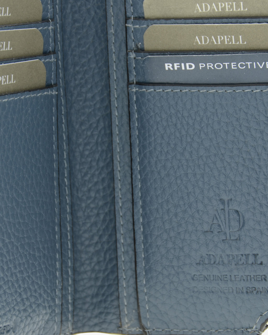 Detalle interior, mostrando la textura de la piel y el logo Adapell de la cartera Nude en color Azul Piedra.