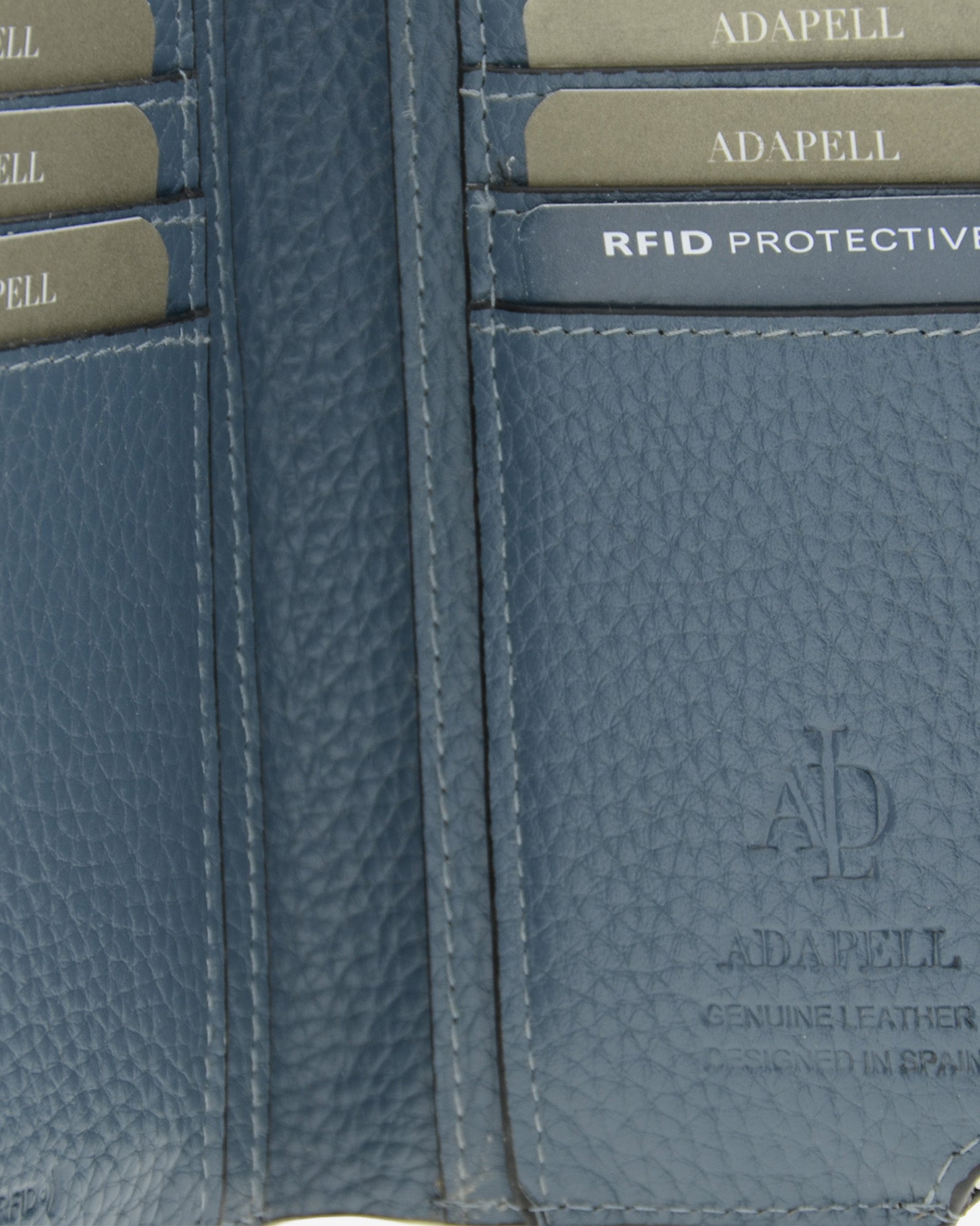 Detalle interior, mostrando la textura de la piel y el logo Adapell de la cartera Nude en color Azul Piedra.