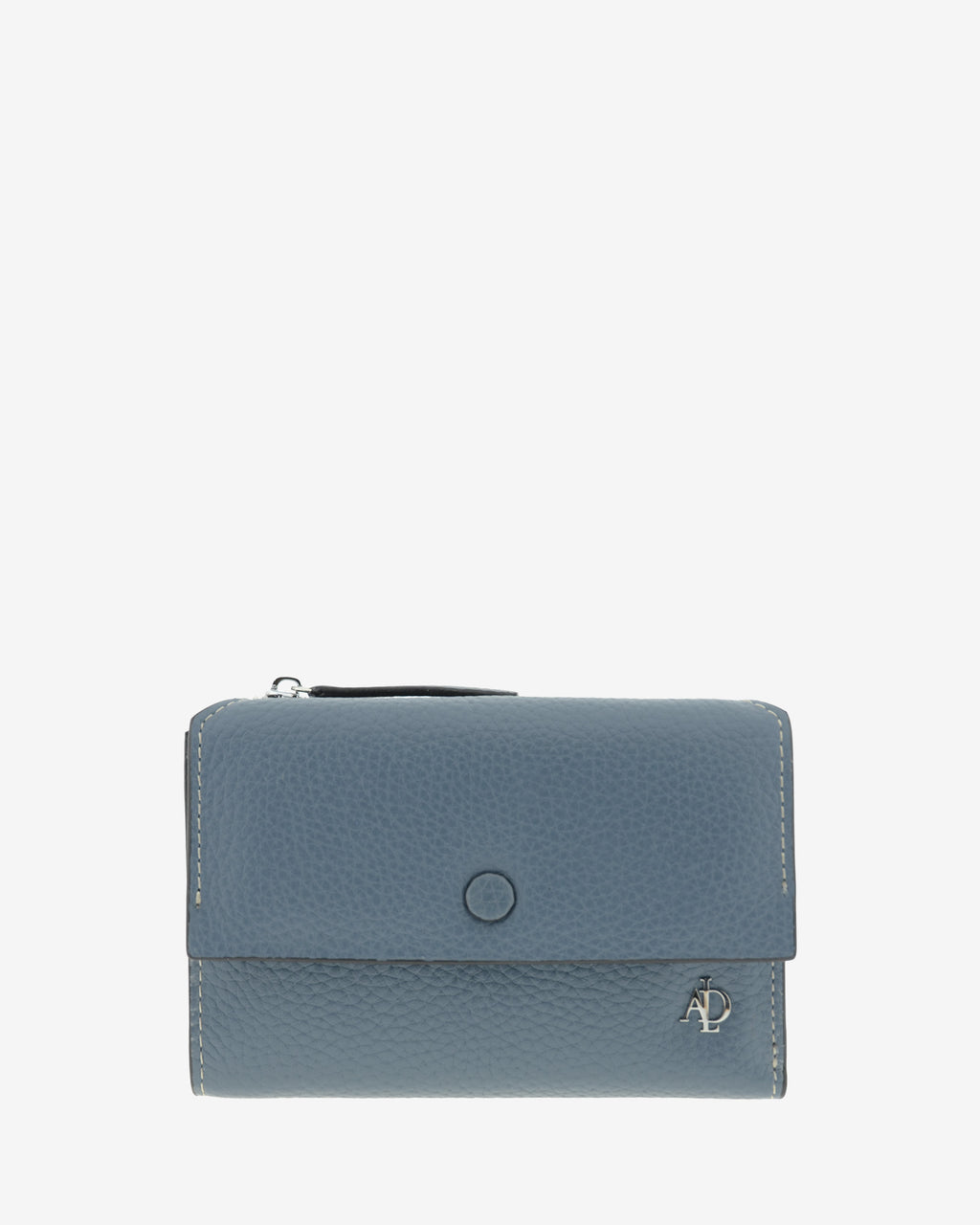 Cartera pequeña de mujer Nude en color Azul Piedra, vista frontal con solapa, botón a presión y logo metálico Adapell.