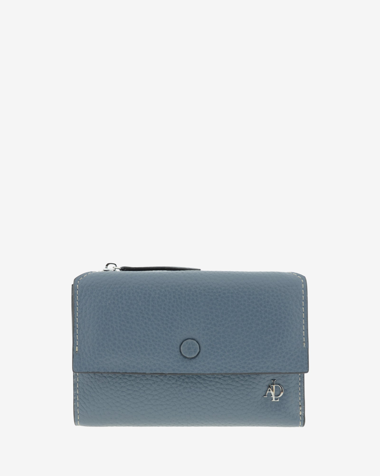 Cartera pequeña de mujer Nude en color Azul Piedra, vista frontal con solapa, botón a presión y logo metálico Adapell.