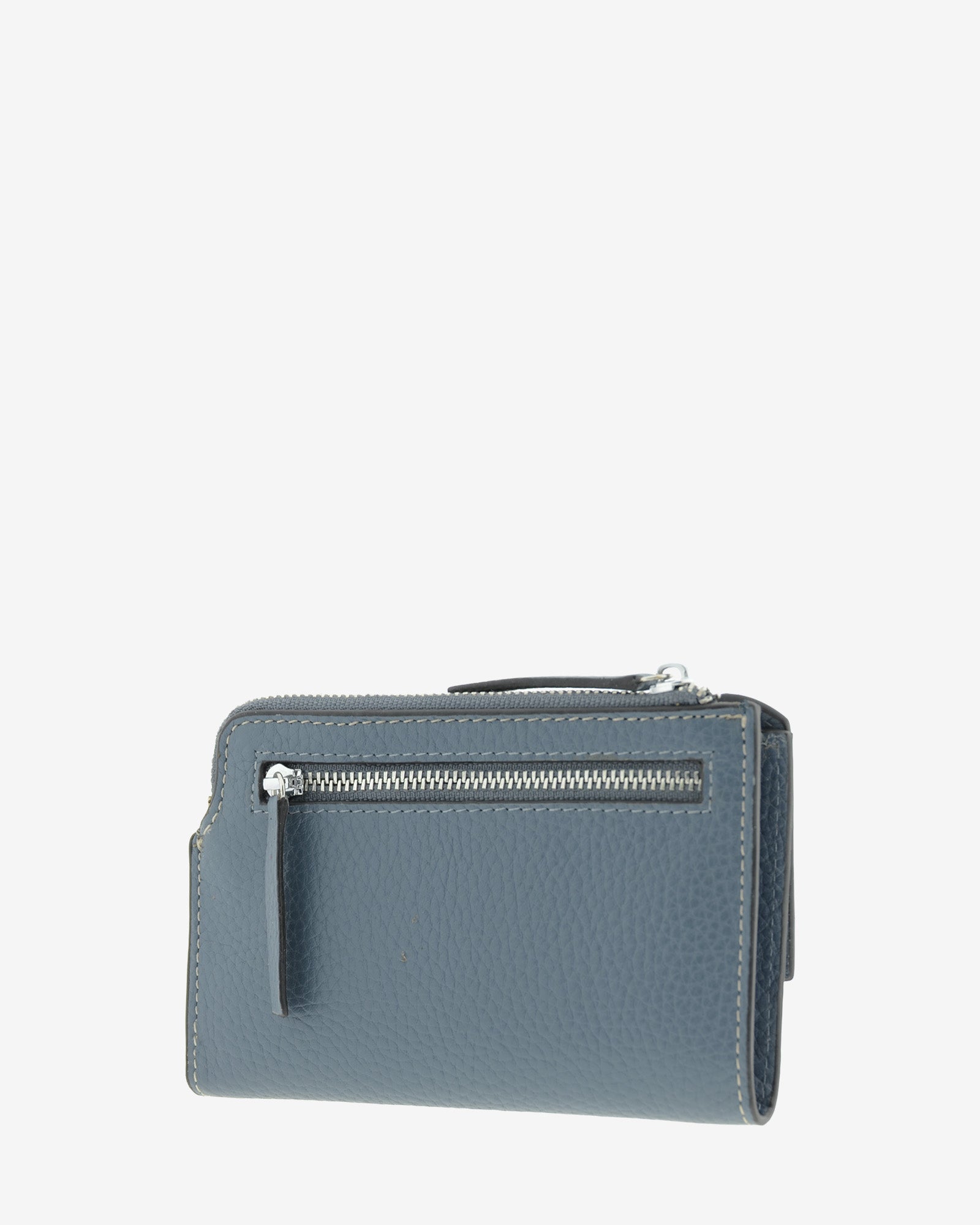 Cartera pequeña de mujer Nude en color Azul Piedra, vista trasera en tres cuartos con bolsillo exterior con cremallera.
