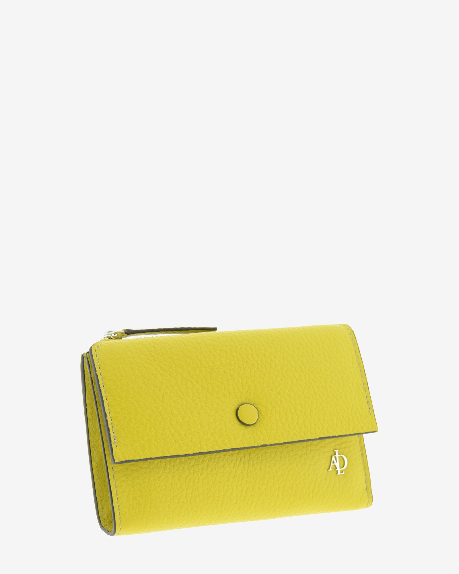 Cartera pequeña de mujer Nude en color Citrine, vista frontal en tres cuartos con solapa y botón a presión.