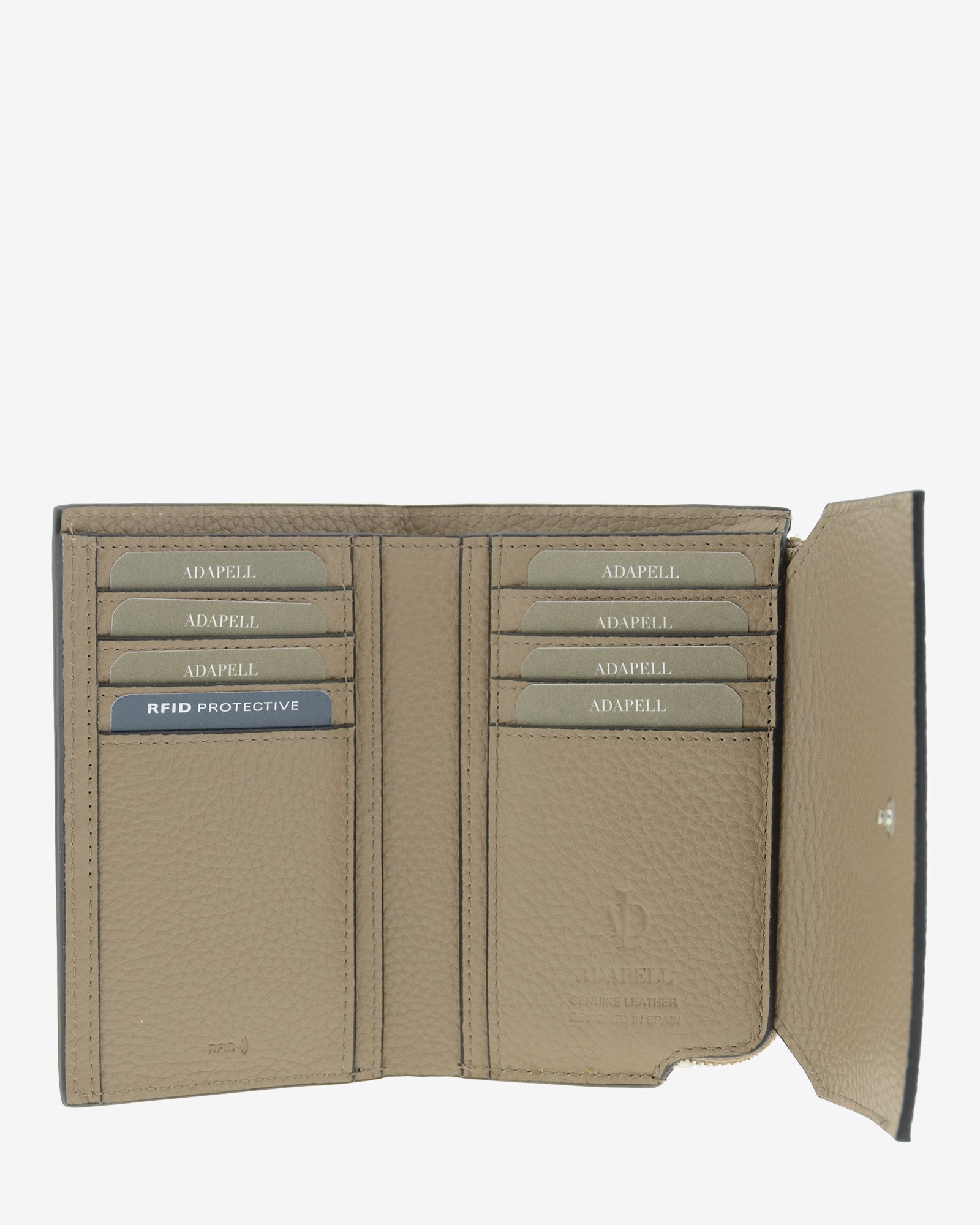 Interior abierto de la cartera pequeña de mujer Nude en color Topo, con ocho ranuras para tarjetas distribuidas a ambos lados.