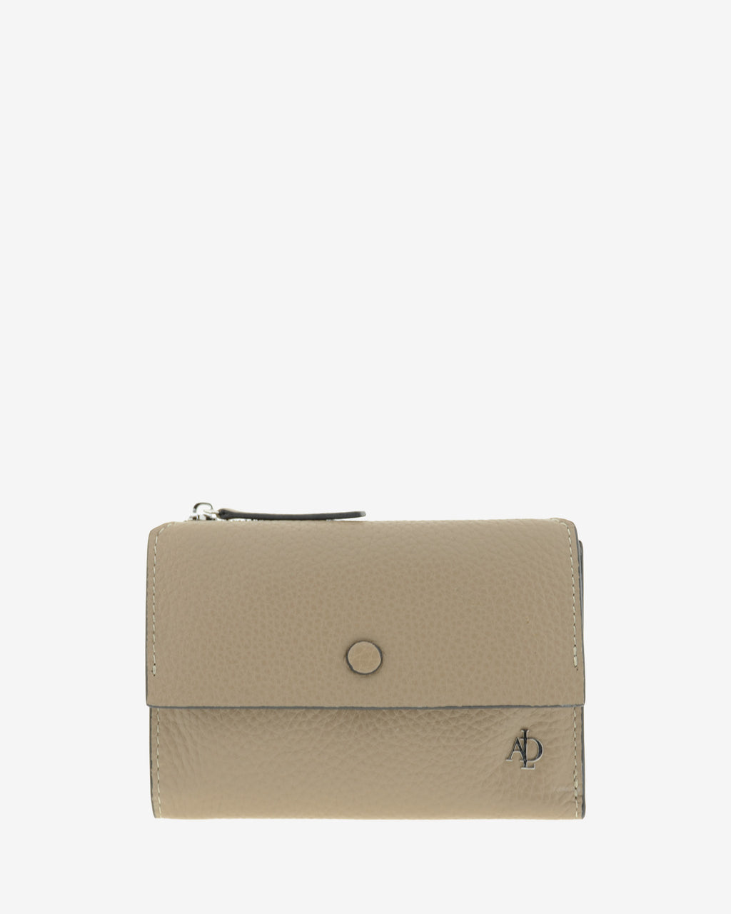 Cartera pequeña de mujer Nude en color Topo, vista frontal con solapa, botón a presión y logo metálico Adapell.