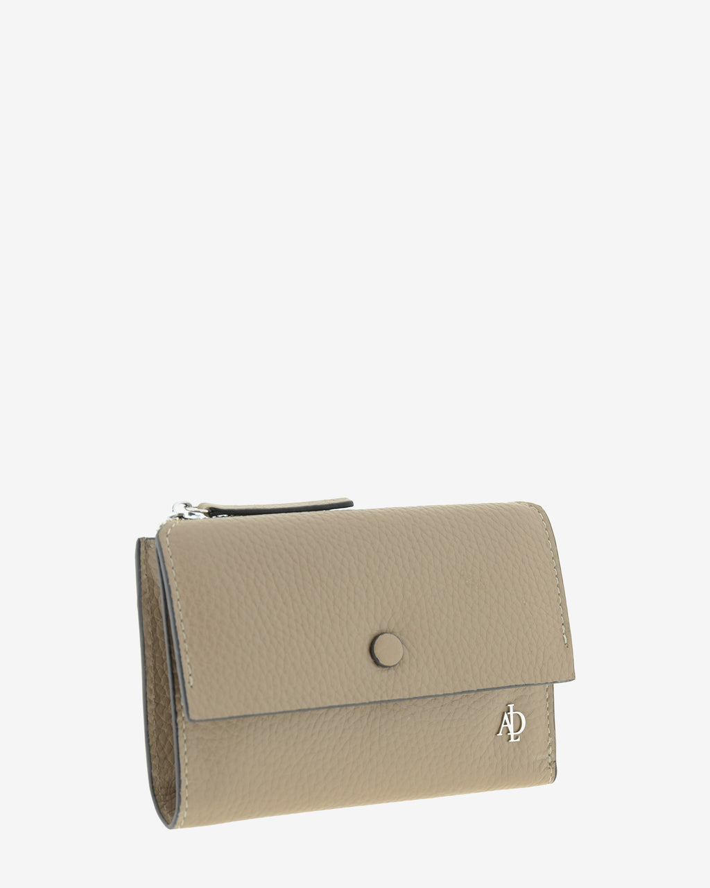Cartera pequeña de mujer Nude en color Topo, vista frontal en tres cuartos con solapa y botón a presión.