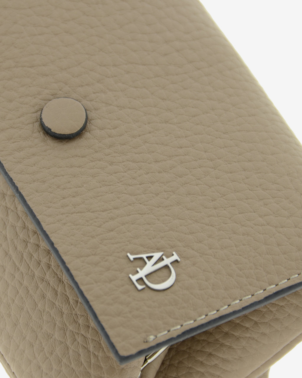 Detalle frontal del monedero Nude 4257 en color Topo con botón magnético, textura de la piel y logo Adapell.