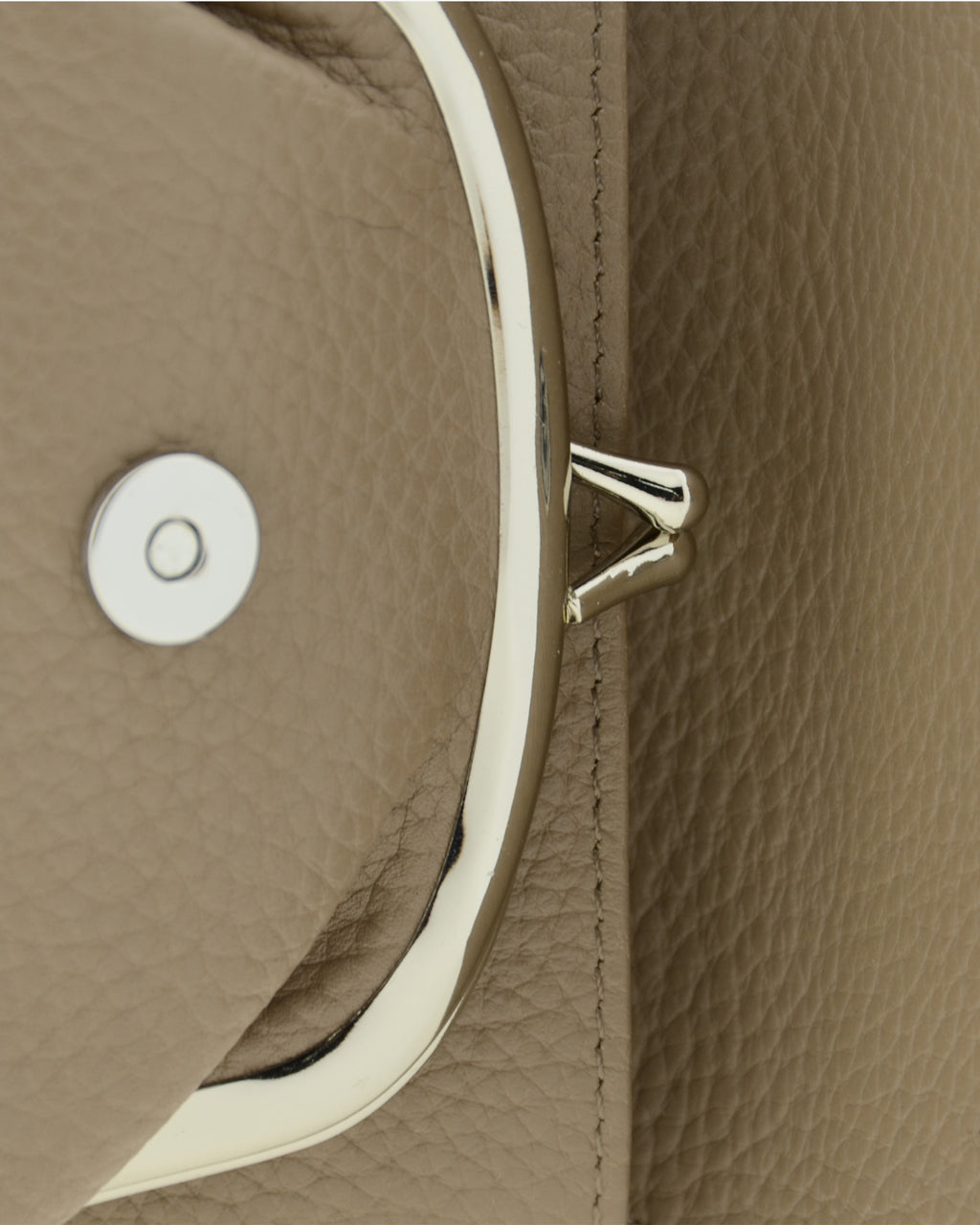 Detalle interior del monedero Nude 4257 en color Topo con botón magnético, textura de la piel y boquilla.