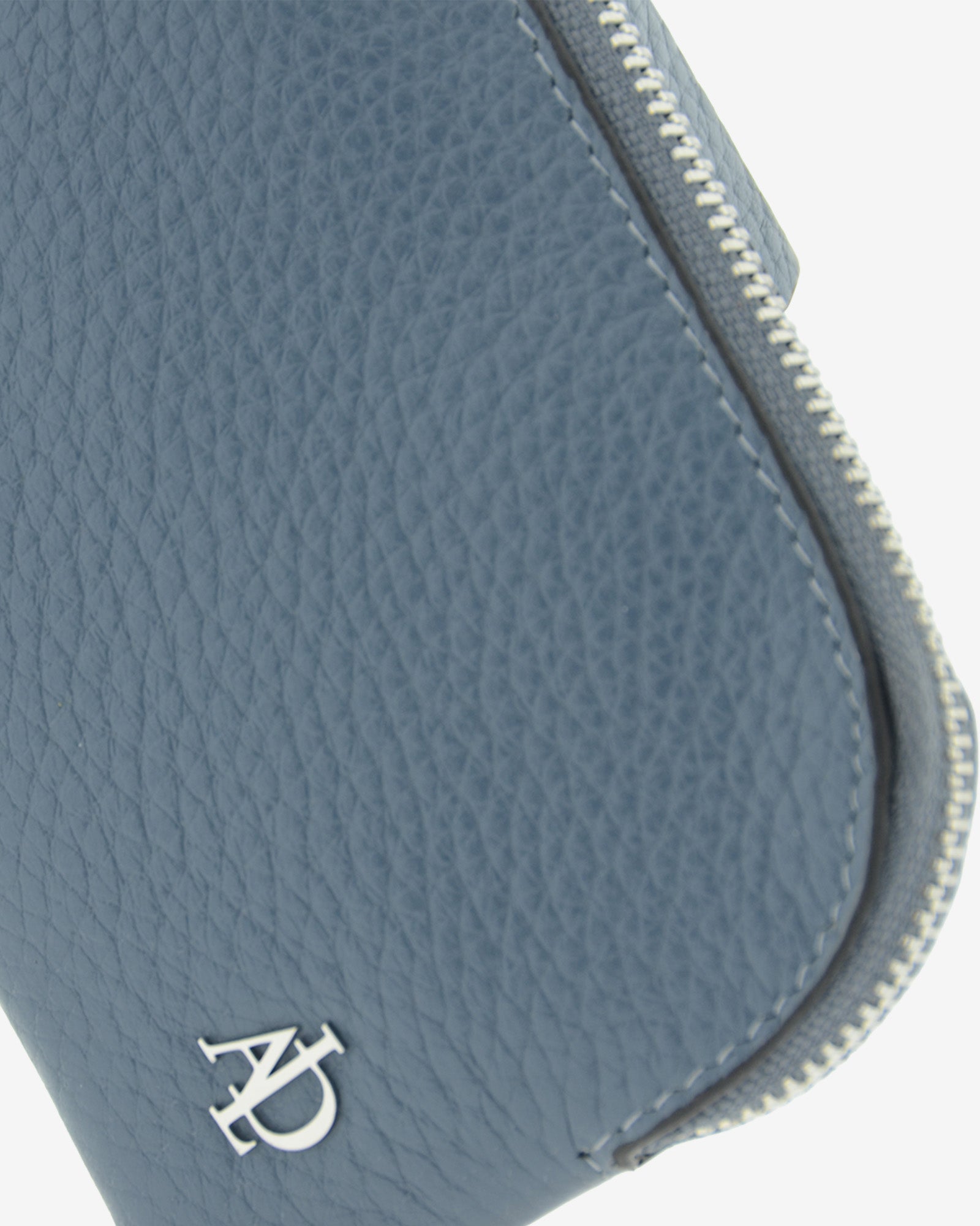 Detalle del monedero Nude 4258 en color Azul piedra con textura de la piel, costuras, cremallera y logo Adapell.