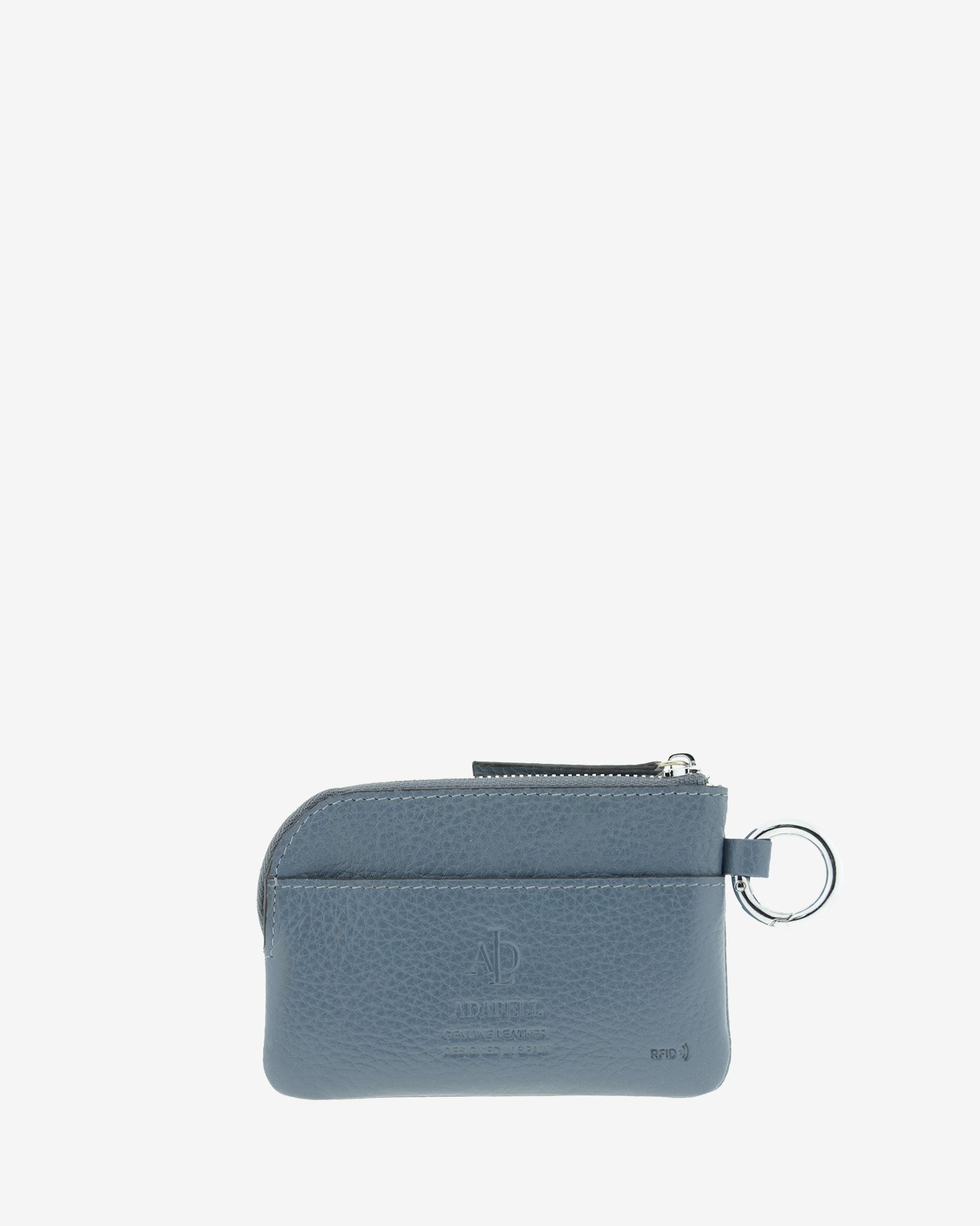 Monedero Nude 4258 en color Azul piedra, vista trasera con bolsillo exterior plano, cierre de cremallera y aro para llaves.