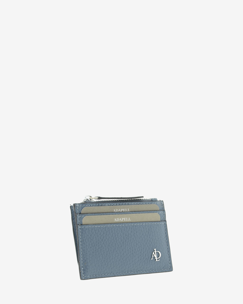 Tarjetero Nude 4259 en color Azul piedra, vista frontal en tres cuartos con ranuras para tarjetas, cremallera y logo Adapell.
