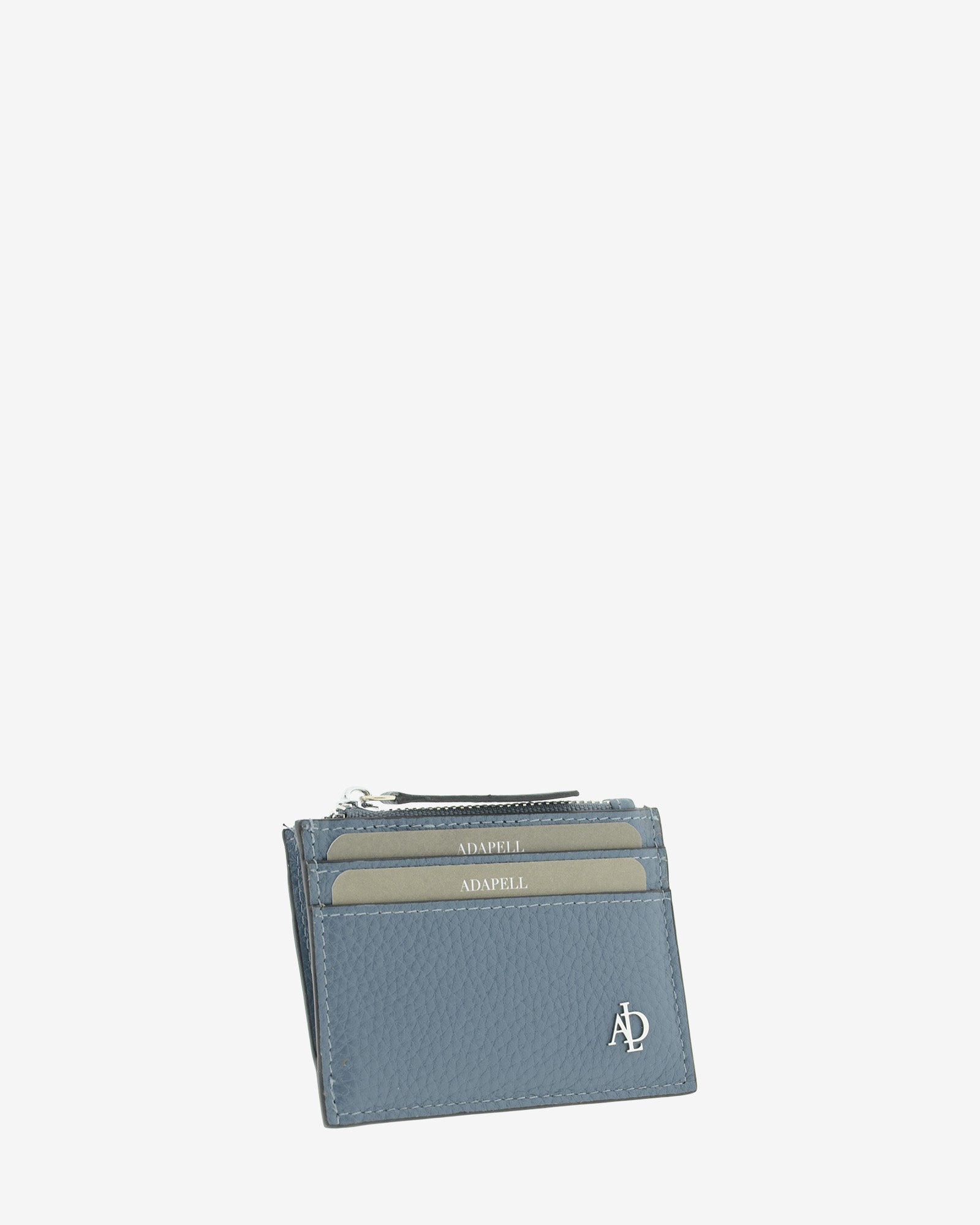 Tarjetero Nude 4259 en color Azul piedra, vista frontal en tres cuartos con ranuras para tarjetas, cremallera y logo Adapell.