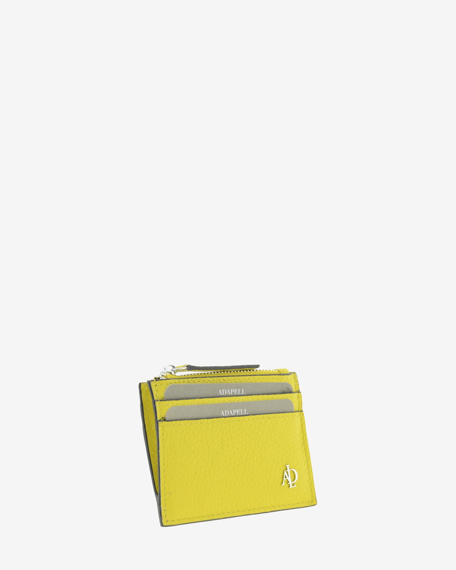 Tarjetero Nude 4259 en color Citrine, vista frontal en tres cuartos con ranuras para tarjetas, cremallera y logo Adapell.
