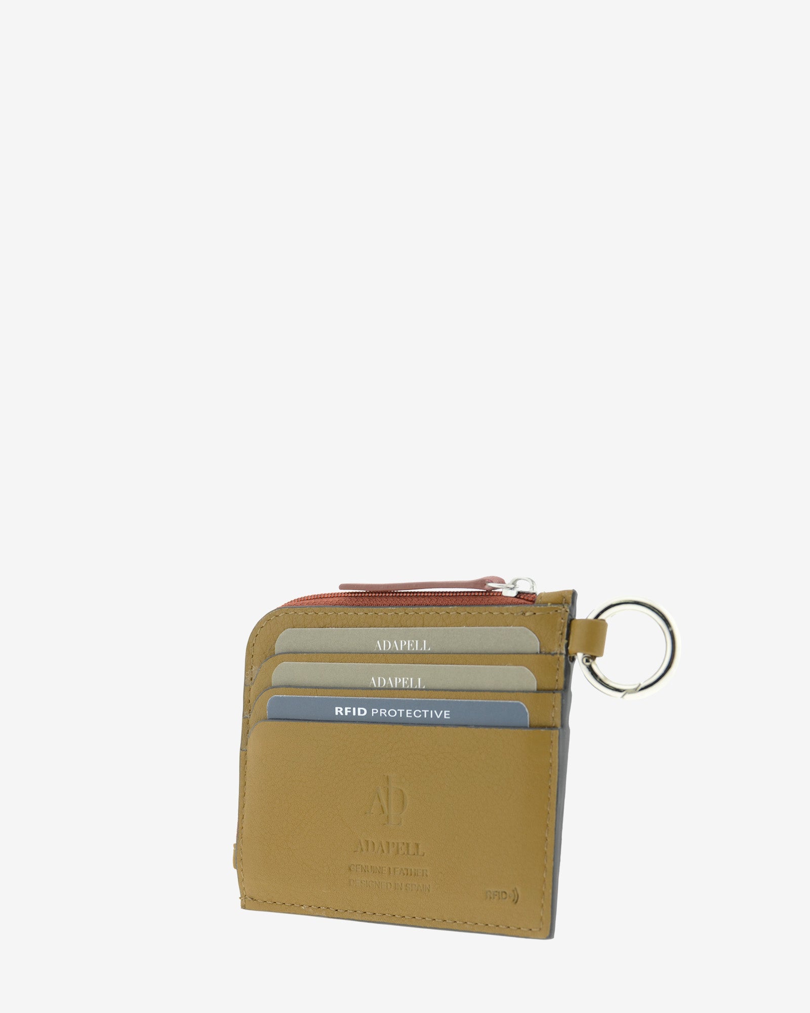 Tarjetero/monedero de piel auténtica ref. 425 en color marrón ámbar ébano, de medida compacta, cierre de cremallera central y aro metálico exterior, con protección de tarjetas RFID de la colección Brisa, vista diagonal trasera