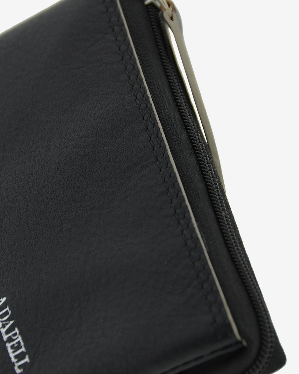 Monedero de piel auténtica ref. 8082-1 en color negro con ribete gris, de medida pequeña y compacta, 5 compartimentos interiores, cierre de cremallera y aro metálico interior, con protección de tarjetas RFID de la colección Essenza, vista detalle de la piel y acabados
