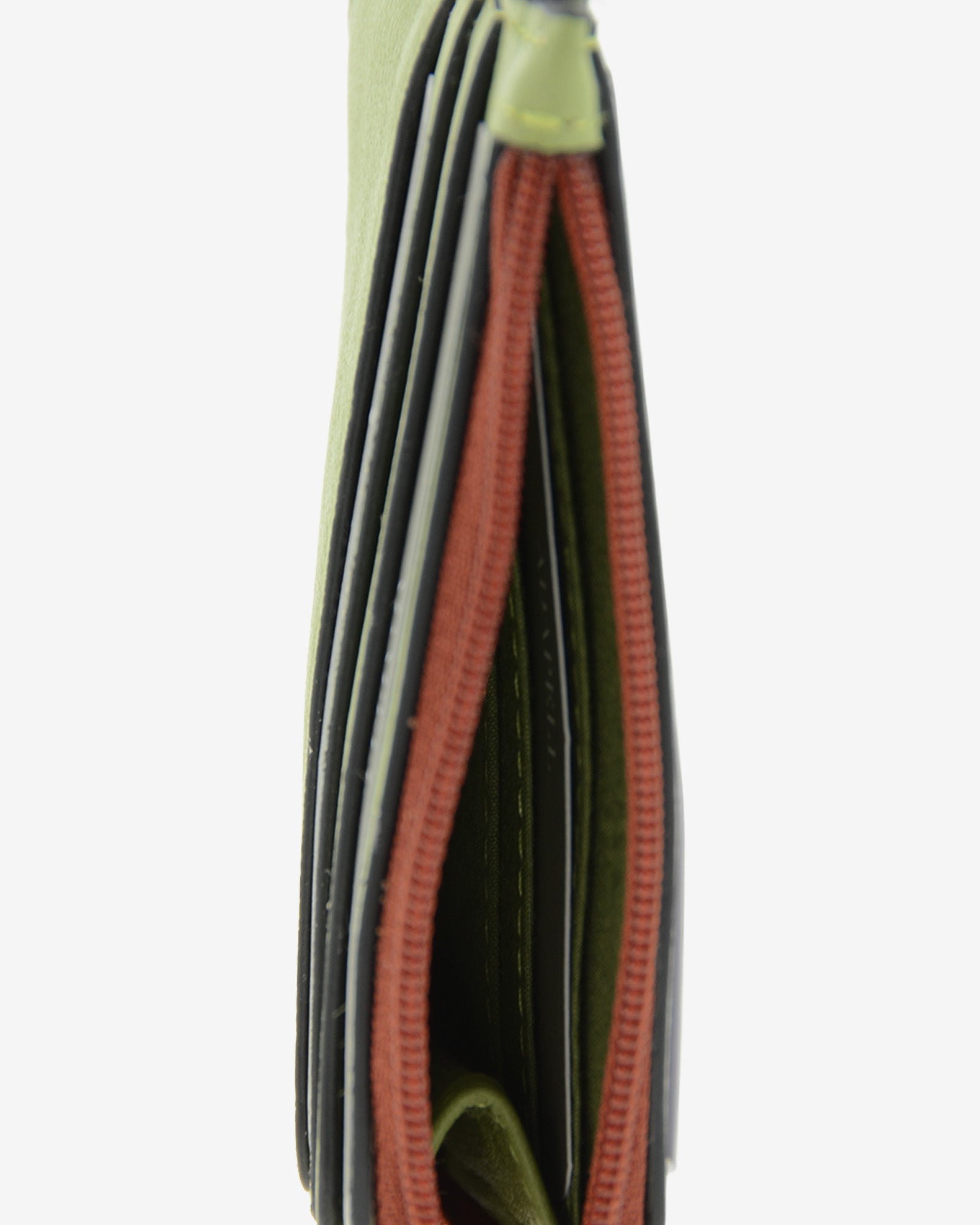 Tarjetero/monedero de piel auténtica ref. 4252-5 en color verde sage, de medida compacta, cierre de cremallera central y aro metálico exterior, con protección de tarjetas RFID de la colección Brisa, vista interior 