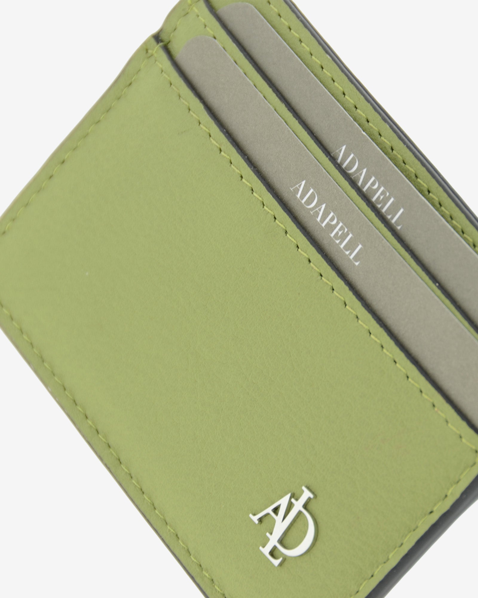 Tarjetero de piel auténtica ref. 4253-5 en color verde sage, de medida compacta y plana, con protección de tarjetas RFID de la colección Brisa, vista detalle piel, color, compartimentos, costuras y logo Adapell