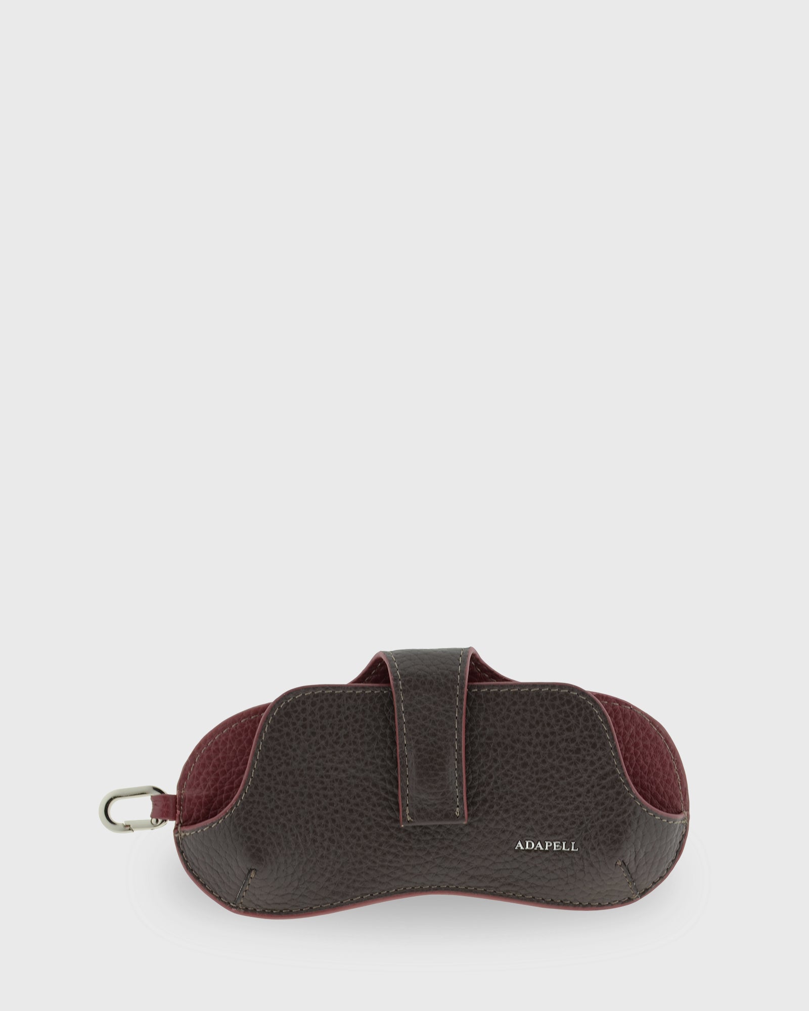 Vista frontal de la funda para gafas Nexo 8094 en color chocolate, de piel de vacuno granulada con mosquetón metálico.