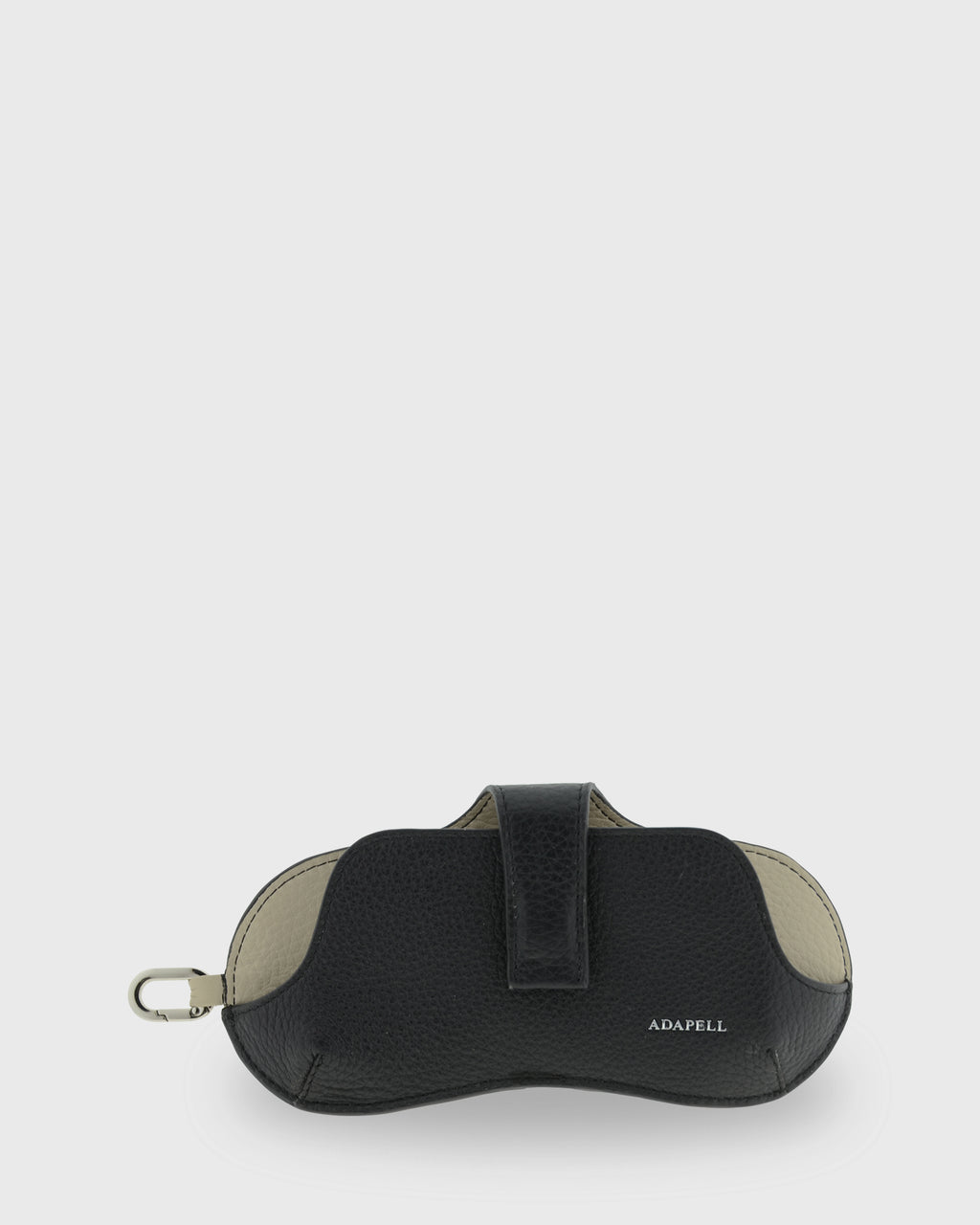 Vista frontal de la funda para gafas Nexo 8094 en color negro, de piel de vacuno granulada con mosquetón metálico.
