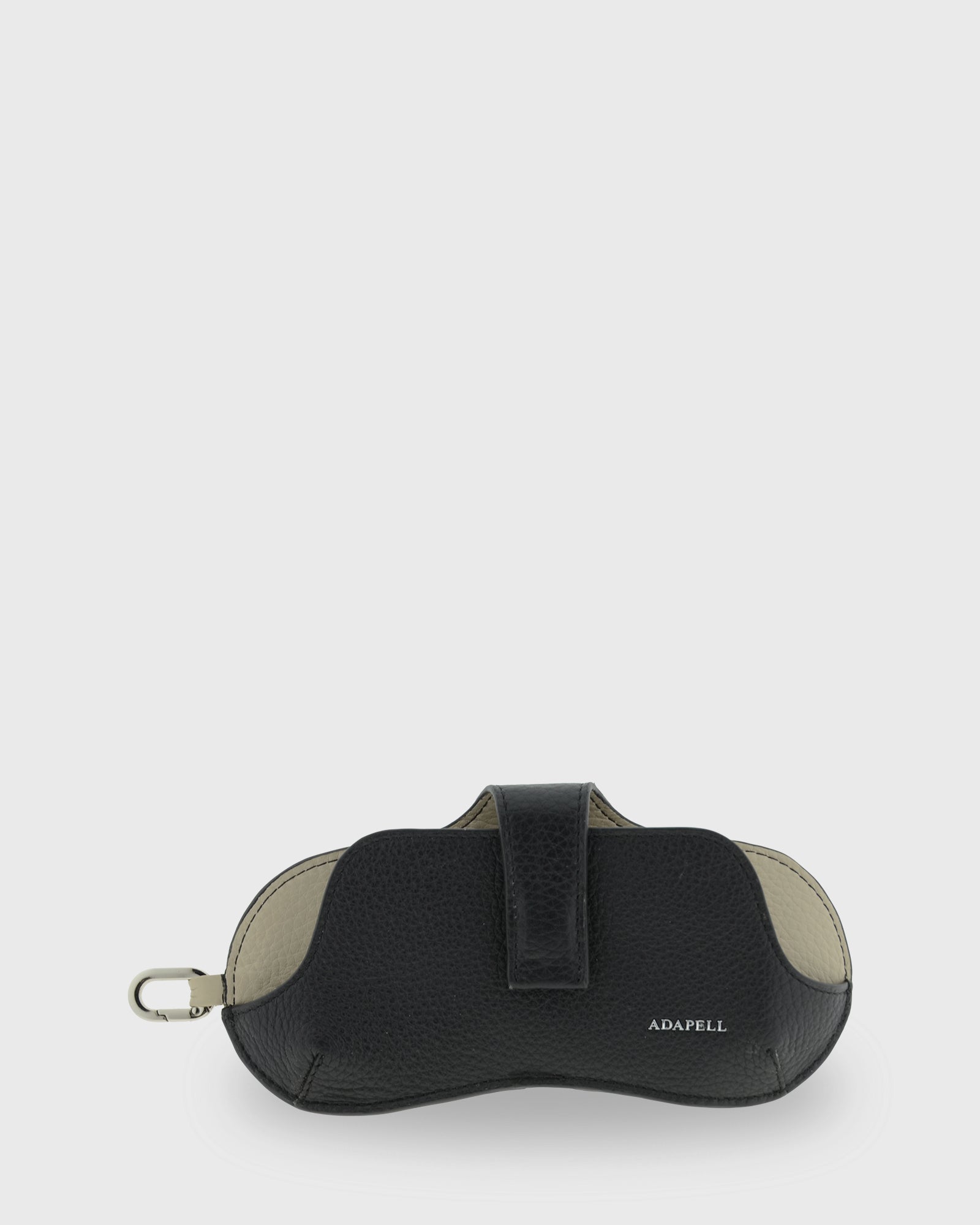 Vista frontal de la funda para gafas Nexo 8094 en color negro, de piel de vacuno granulada con mosquetón metálico.
