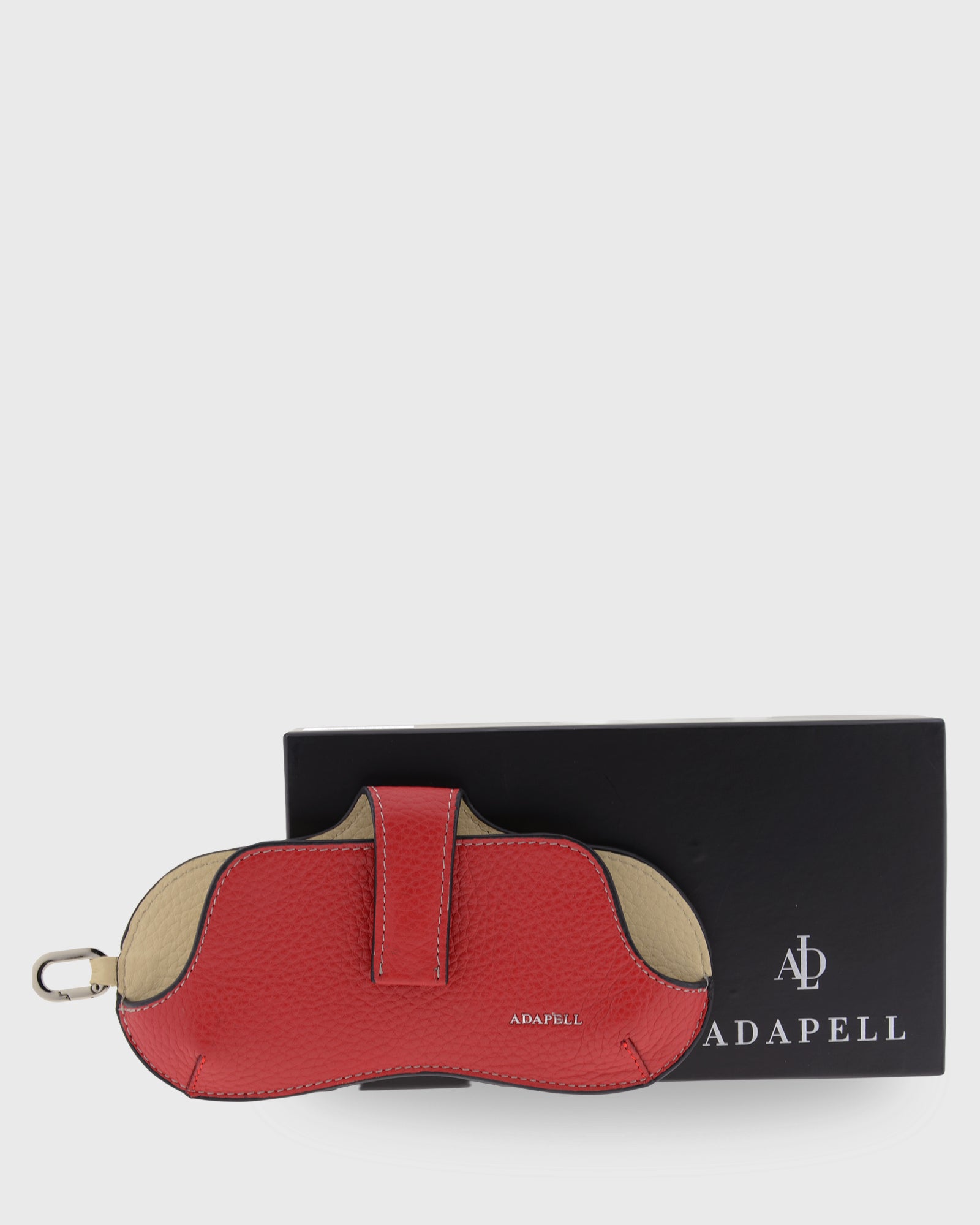 Vista frontal de la funda para gafas Nexo 8094 en color rojo amapola junto a su caja Adapell.