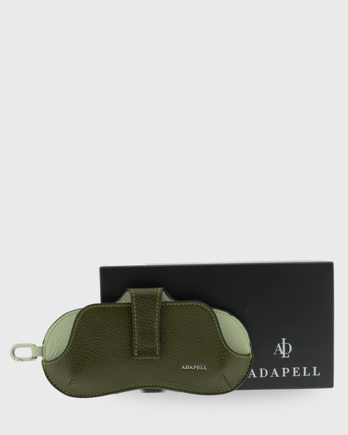 Vista frontal de la funda para gafas Nexo 8094 en color verde Loden junto a su caja Adapell.