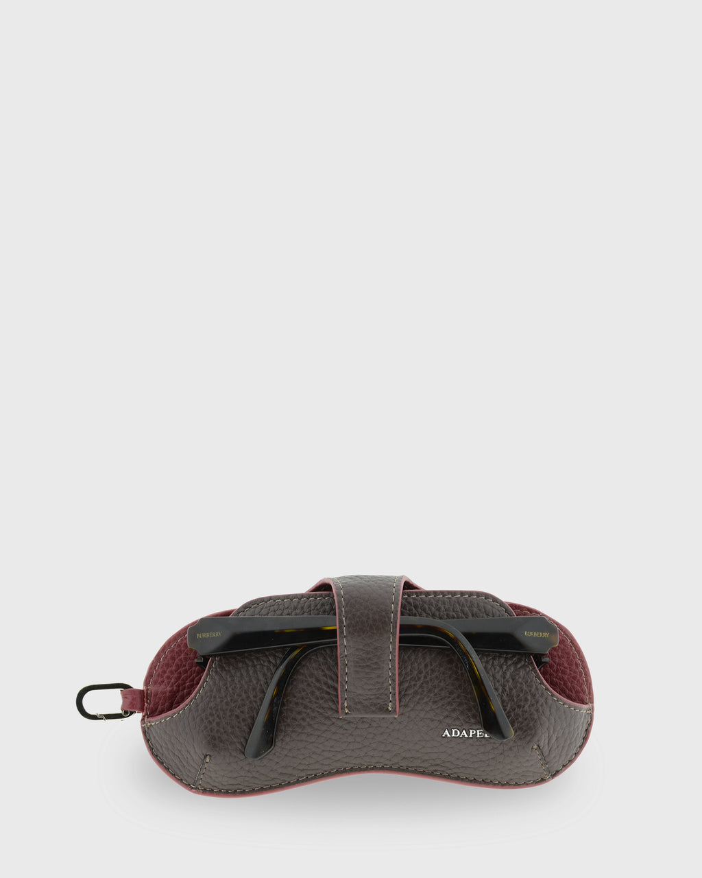 Vista frontal de la funda para gafas Nexo 8094 en color chocolate con unas gafas colocadas.