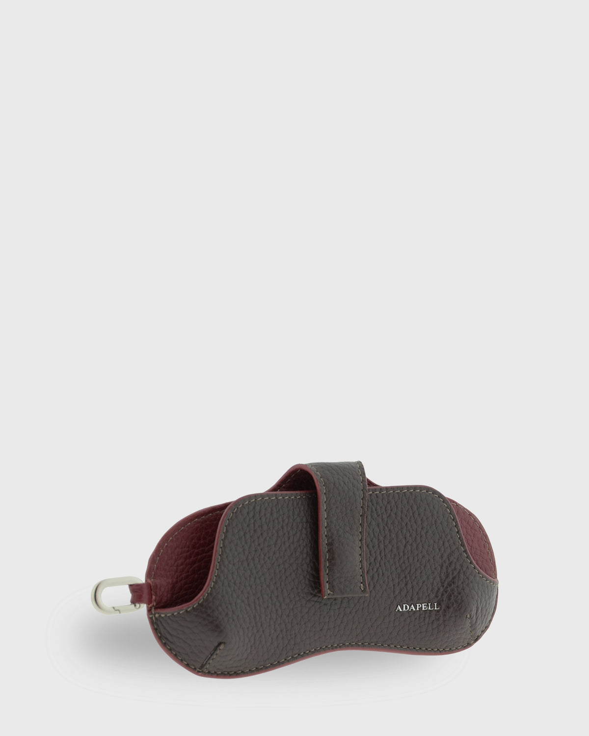 Vista frontal tres cuartos de la funda para gafas Nexo 8094 en color chocolate, con tira central de sujeción y mosquetón metálico.