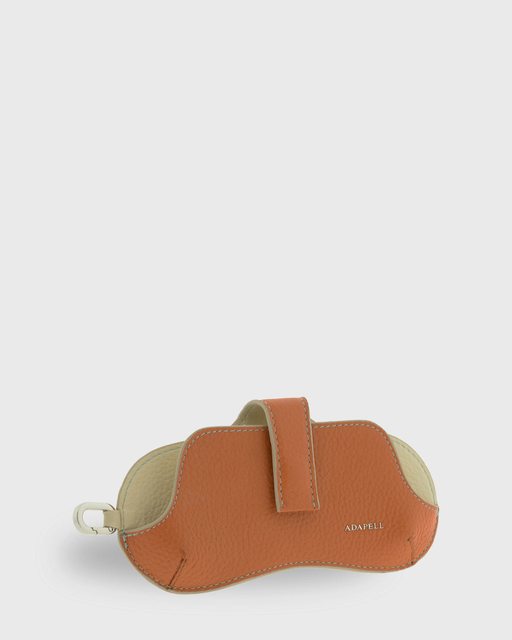 Vista frontal tres cuartos de la funda para gafas Nexo 8094 en color miel, con tira central de sujeción y mosquetón metálico.