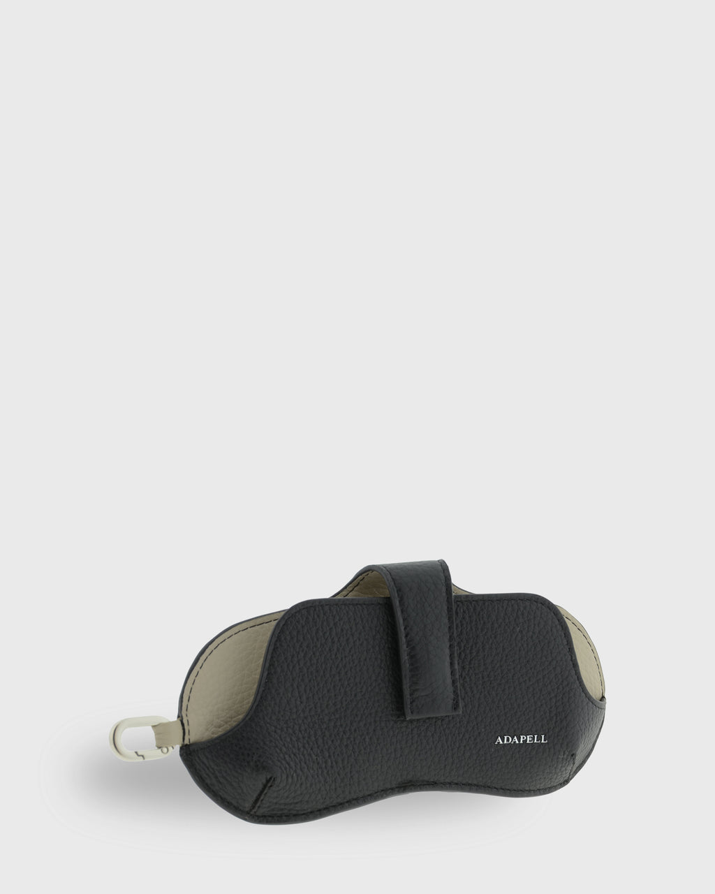 Vista frontal tres cuartos de la funda para gafas Nexo 8094 en color negro, con tira central de sujeción y mosquetón metálico.