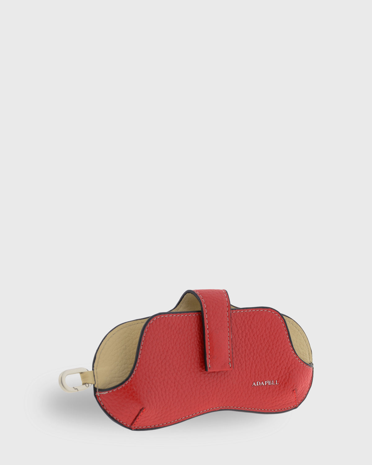 Vista frontal tres cuartos de la funda para gafas Nexo 8094 en color rojo amapola, con tira central de sujeción y mosquetón metálico.