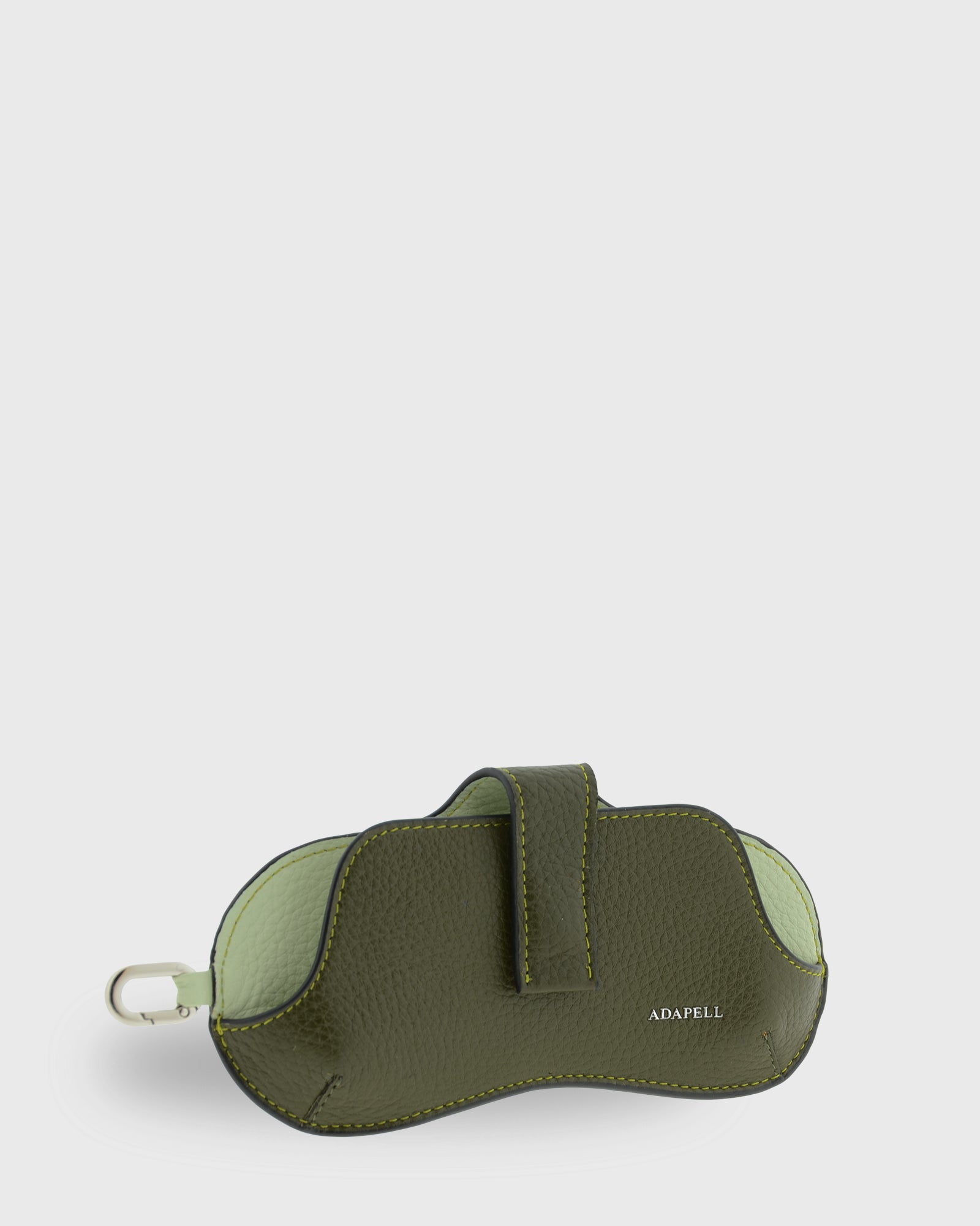 Vista frontal tres cuartos de la funda para gafas Nexo 8094 en color verde Loden, con tira central de sujeción y mosquetón metálico.
