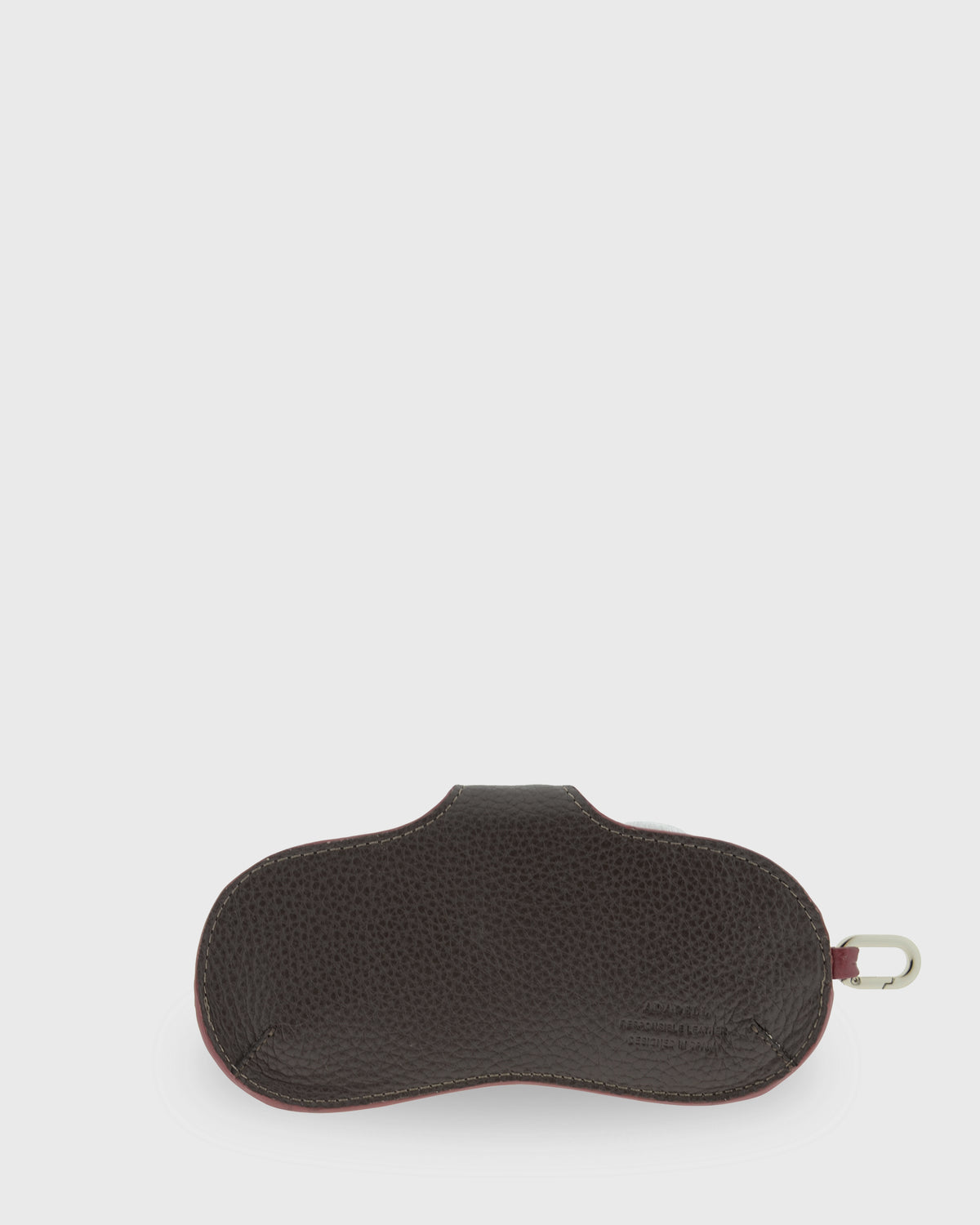 Vista trasera de la funda para gafas Nexo 8094 en color chocolate, de piel de vacuno granulada con mosquetón metálico.