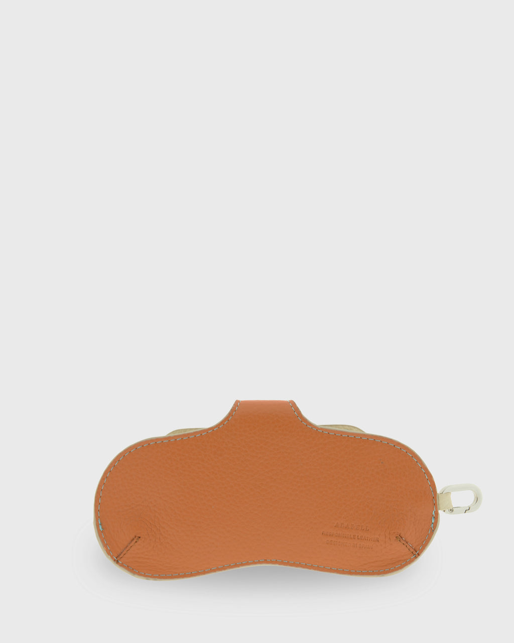 Vista trasera de la funda para gafas Nexo 8094 en color miel, de piel de vacuno granulada con mosquetón metálico.