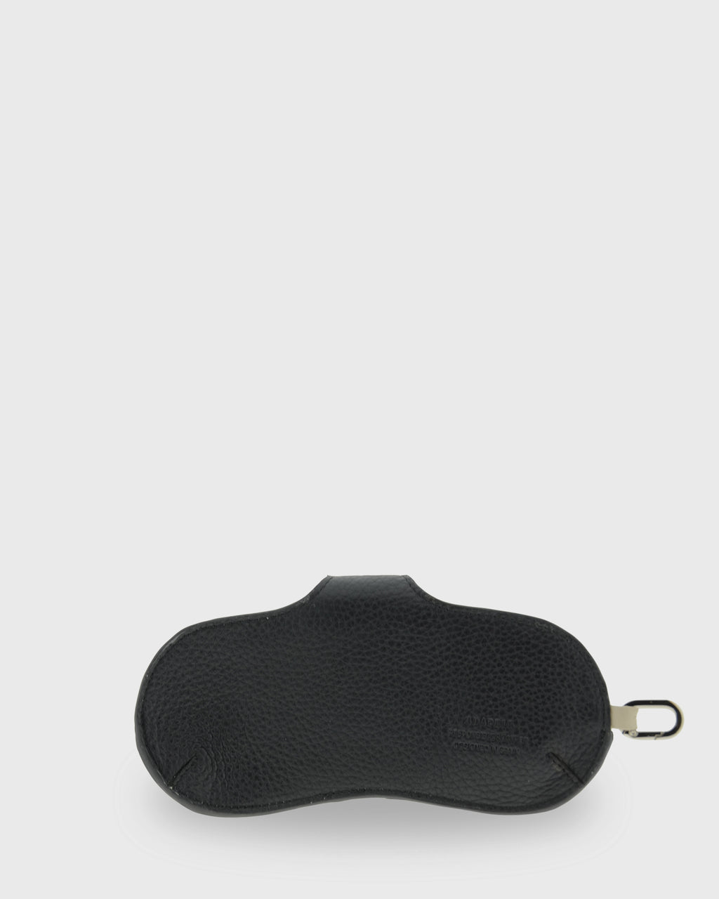 Vista trasera de la funda para gafas Nexo 8094 en color negro, de piel de vacuno granulada con mosquetón metálico.