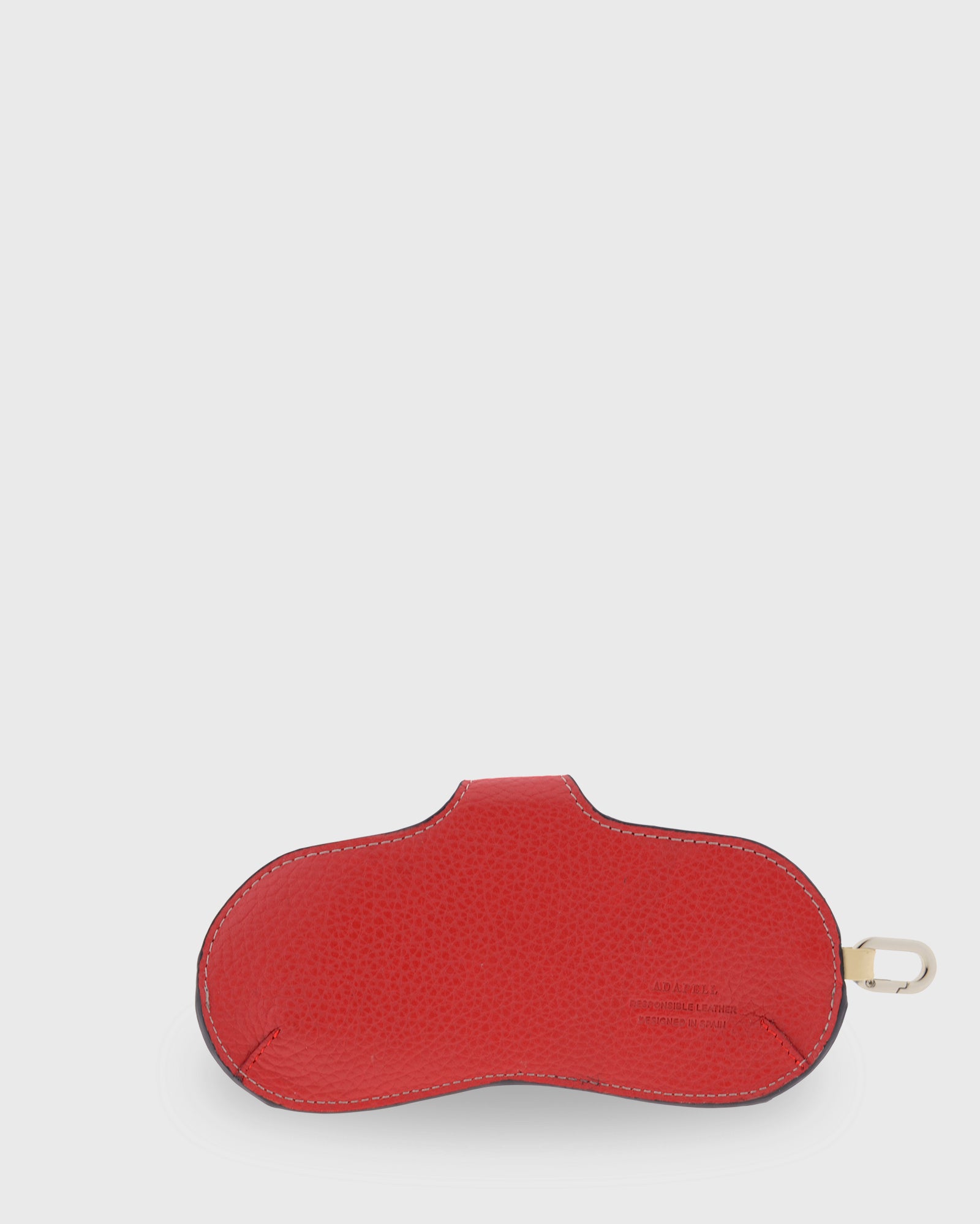 Vista trasera de la funda para gafas Nexo 8094 en color rojo amapola, de piel de vacuno granulada con mosquetón metálico.