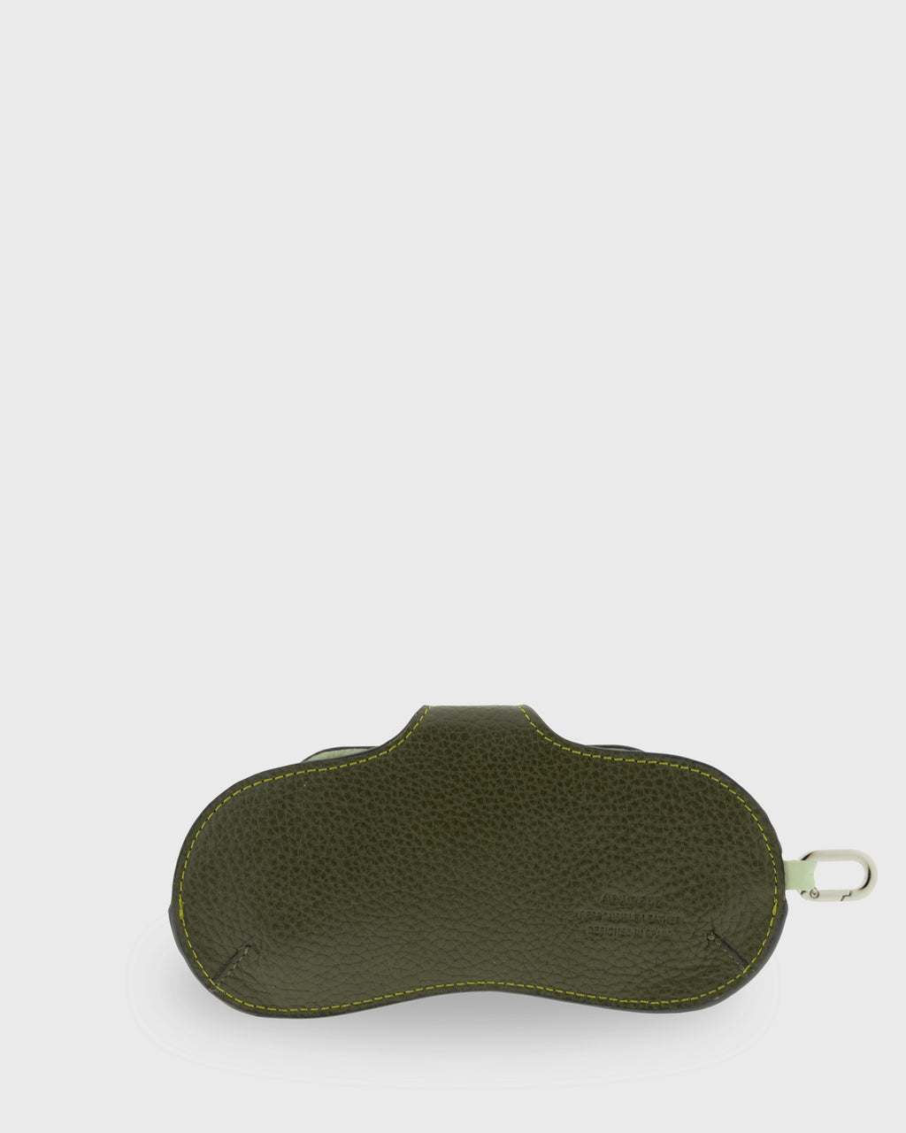 Vista trasera de la funda para gafas Nexo 8094 en color verde Loden, de piel de vacuno granulada con mosquetón metálico.
