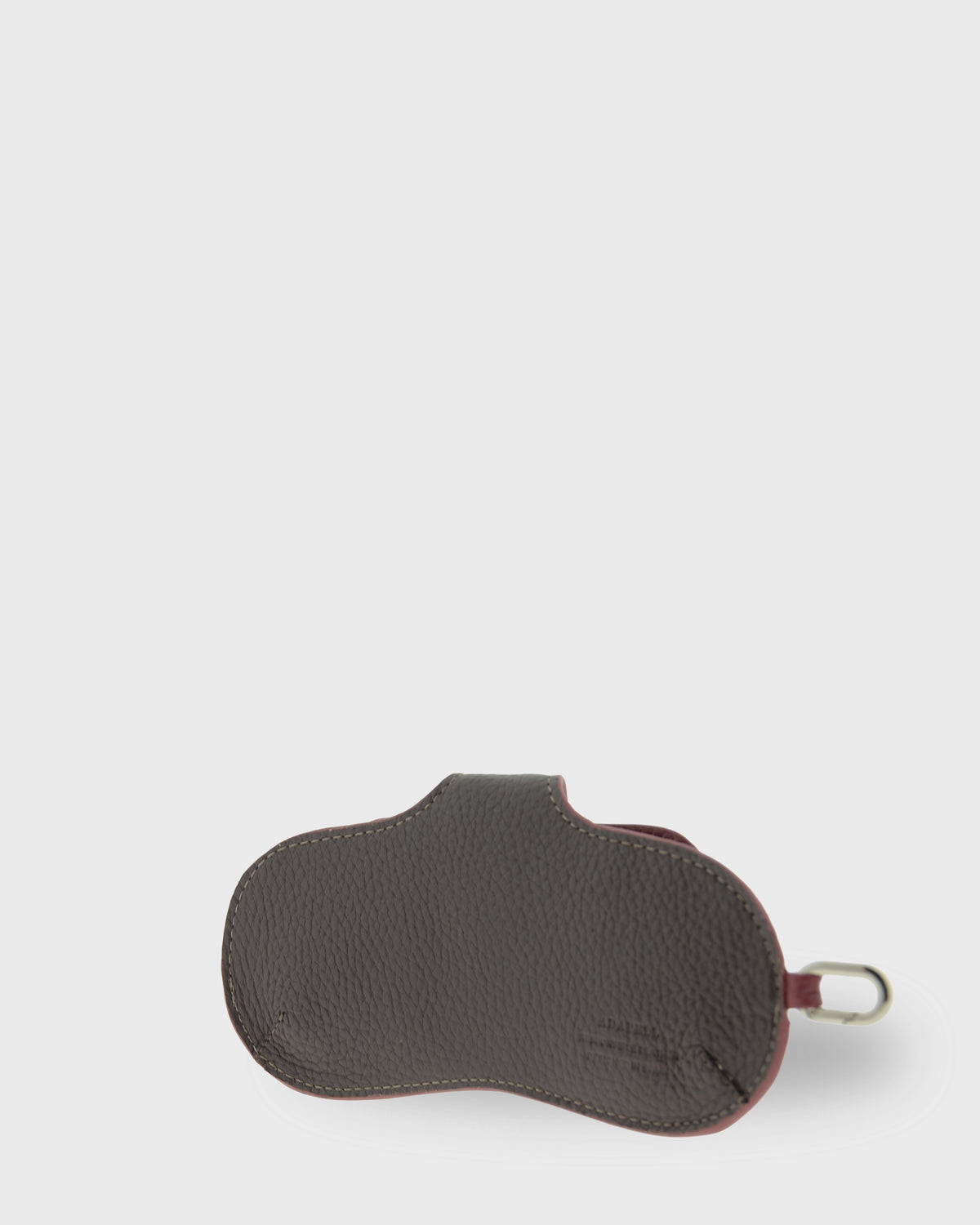 Vista trasera tres cuartos de la funda para gafas Nexo 8094 en color chocolate, de piel granulada con mosquetón metálico.