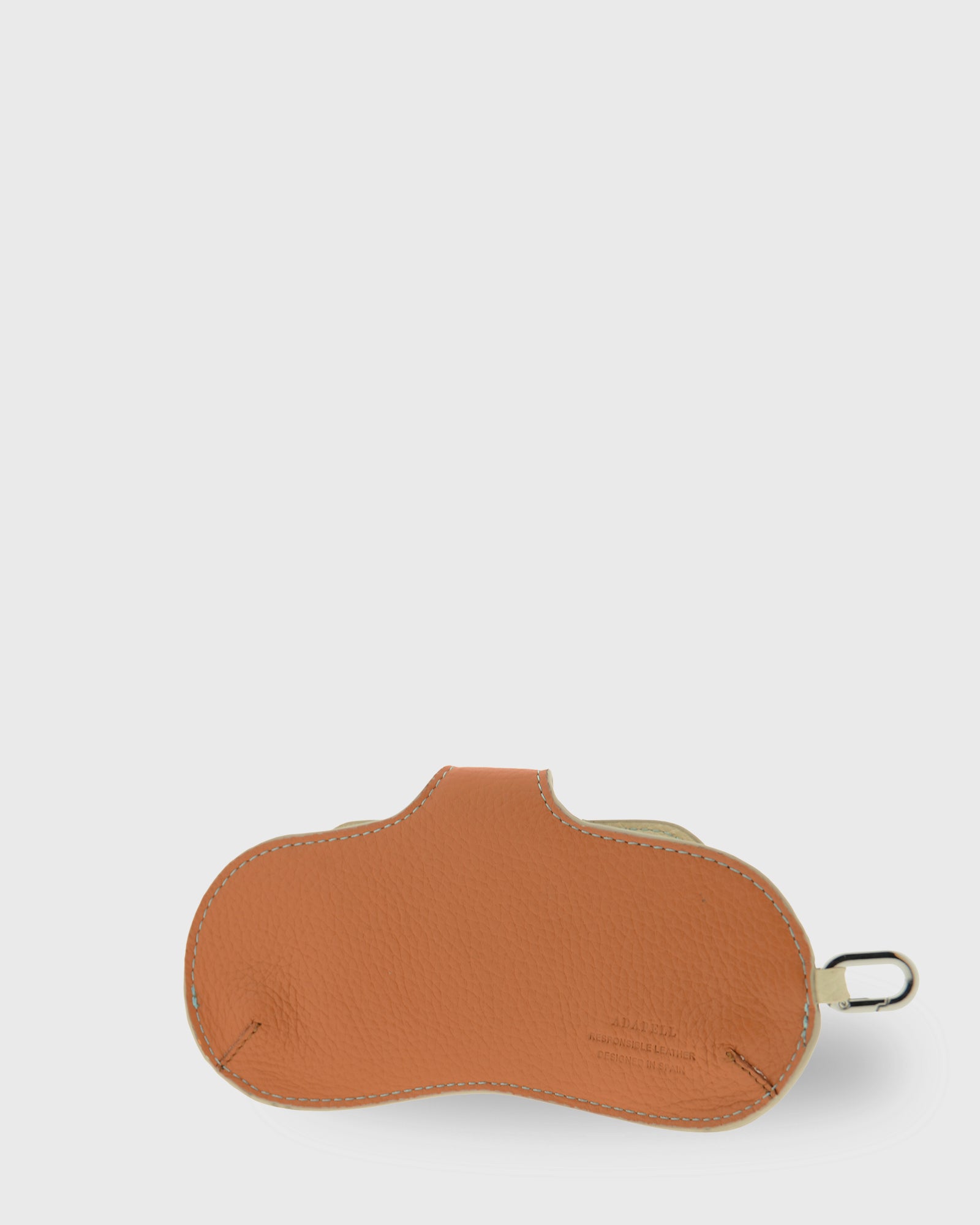 Vista trasera tres cuartos de la funda para gafas Nexo 8094 en color miel, de piel granulada con mosquetón metálico.