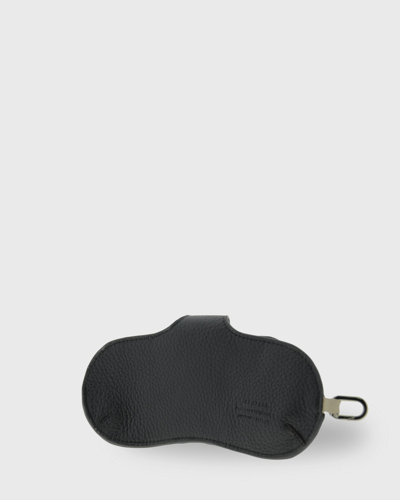 Vista trasera tres cuartos de la funda para gafas Nexo 8094 en color negro, de piel granulada con mosquetón metálico.