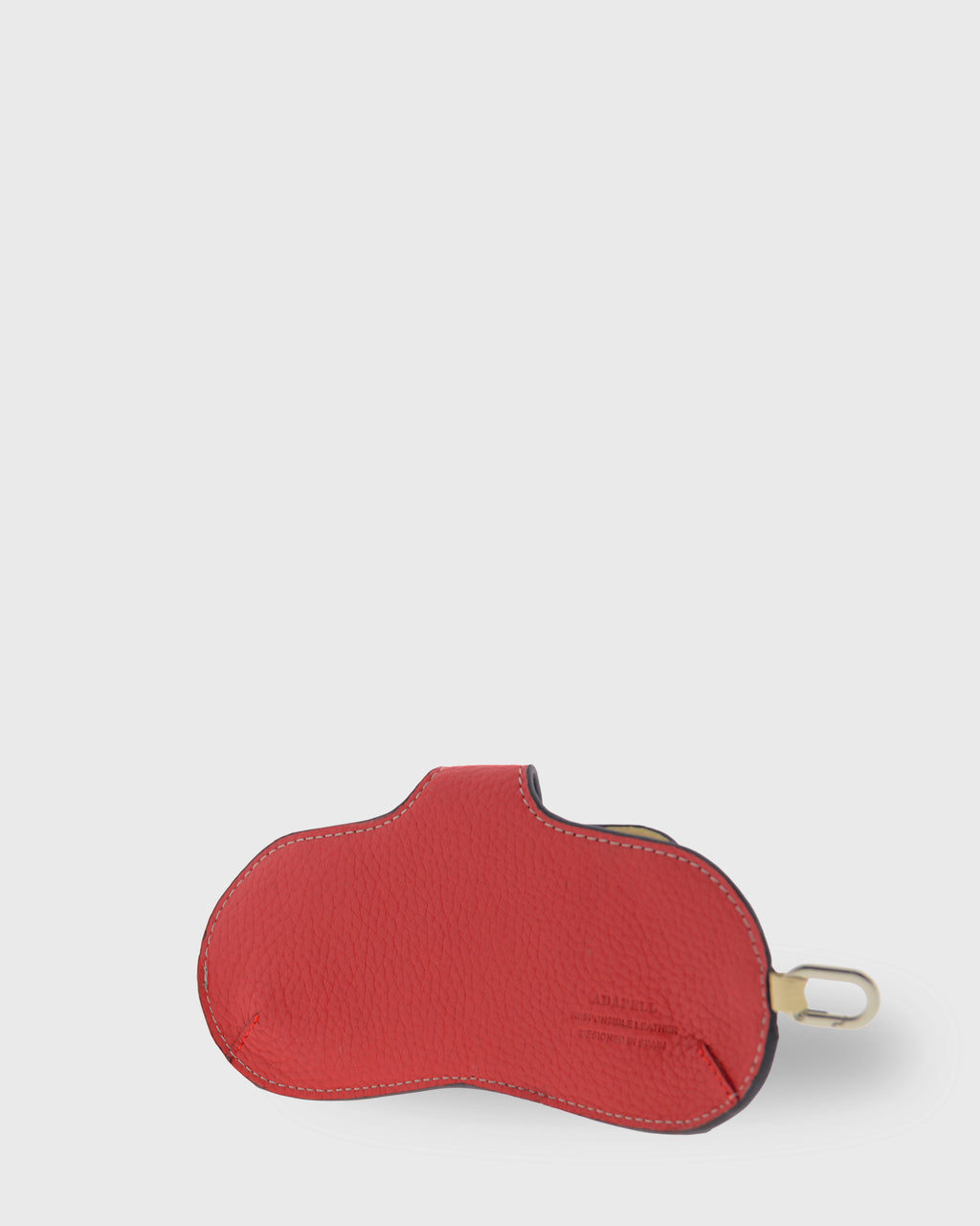 Vista trasera tres cuartos de la funda para gafas Nexo 8094 en color rojo amapola, de piel granulada con mosquetón metálico.
