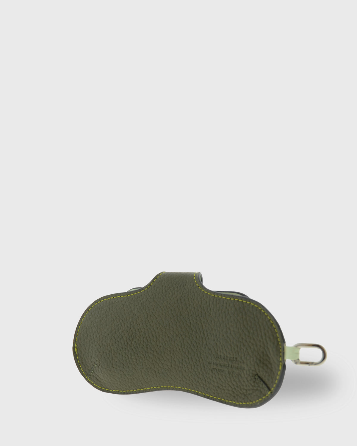 Vista trasera tres cuartos de la funda para gafas Nexo 8094 en color verde Loden, de piel granulada con mosquetón metálico.