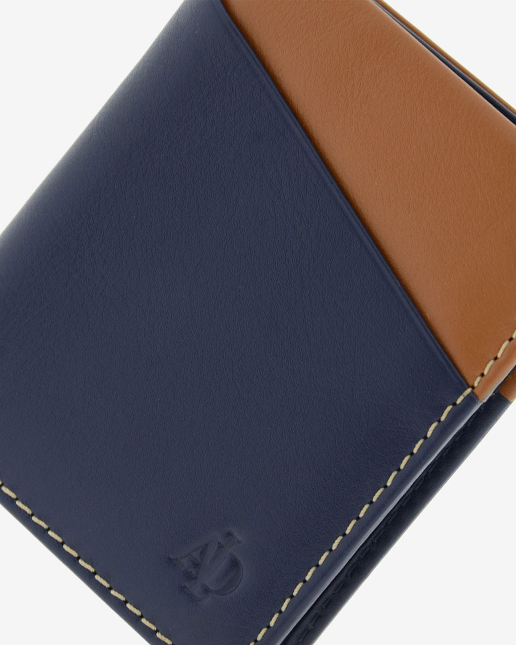 Detalle de piel, costuras y logo en cartera bicolor marino y cuero con RFID, ref. 1609-20