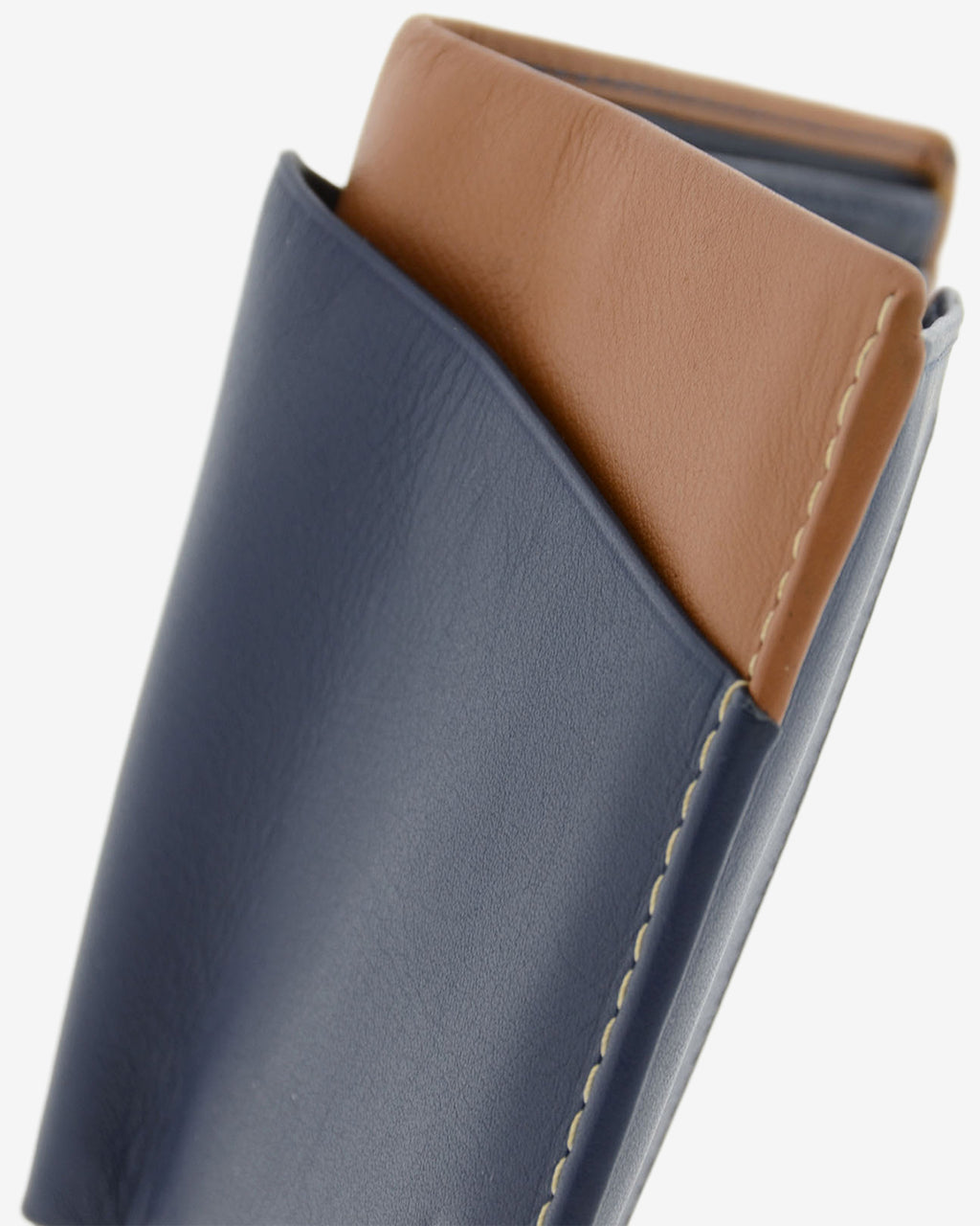 Detalle de piel, costuras y compartimento exterior en cartera bicolor marino y cuero con RFID, ref. 1610-20