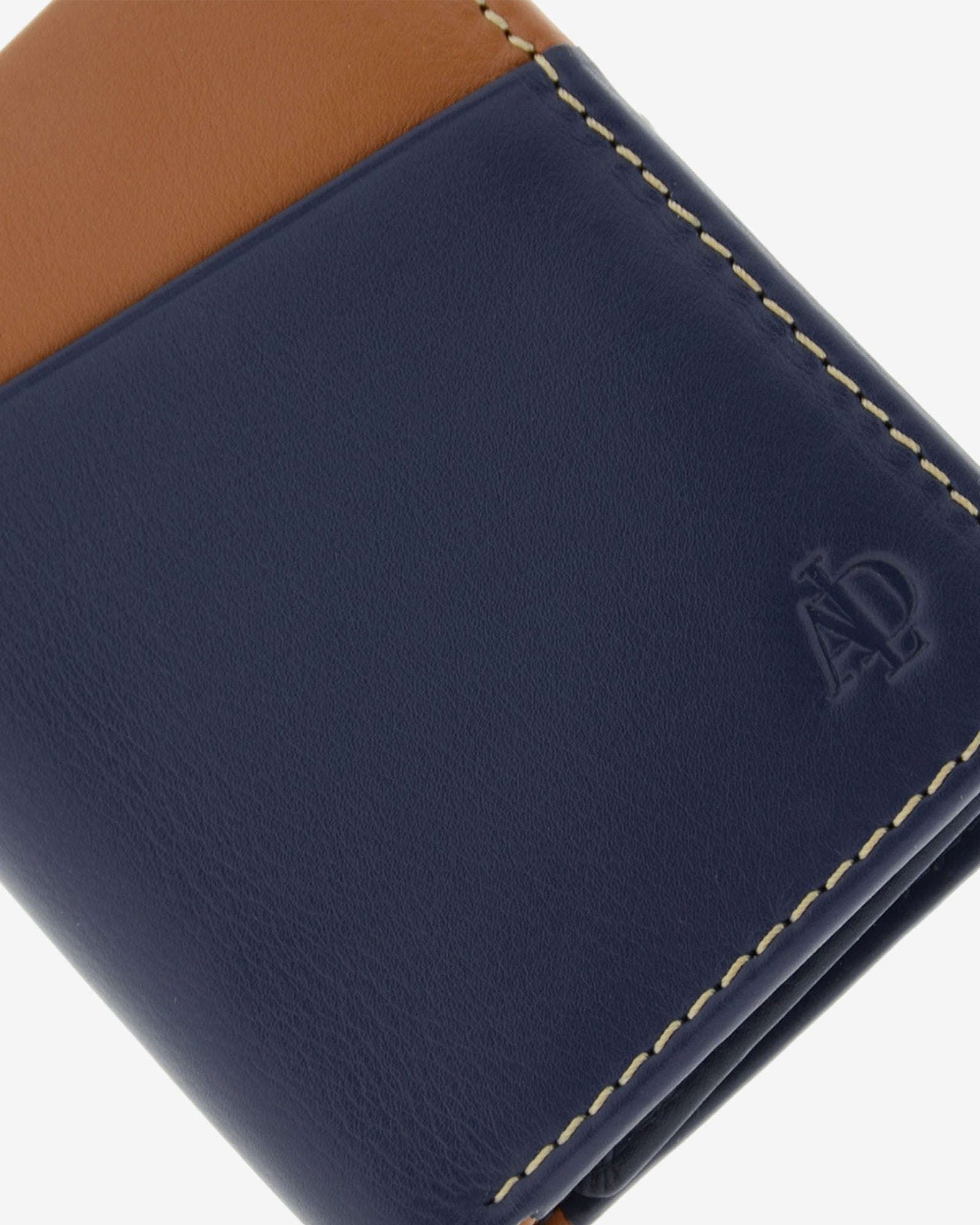 Detalle de piel, costuras y logo en cartera bicolor marino y cuero con RFID, ref. 1611-20 
