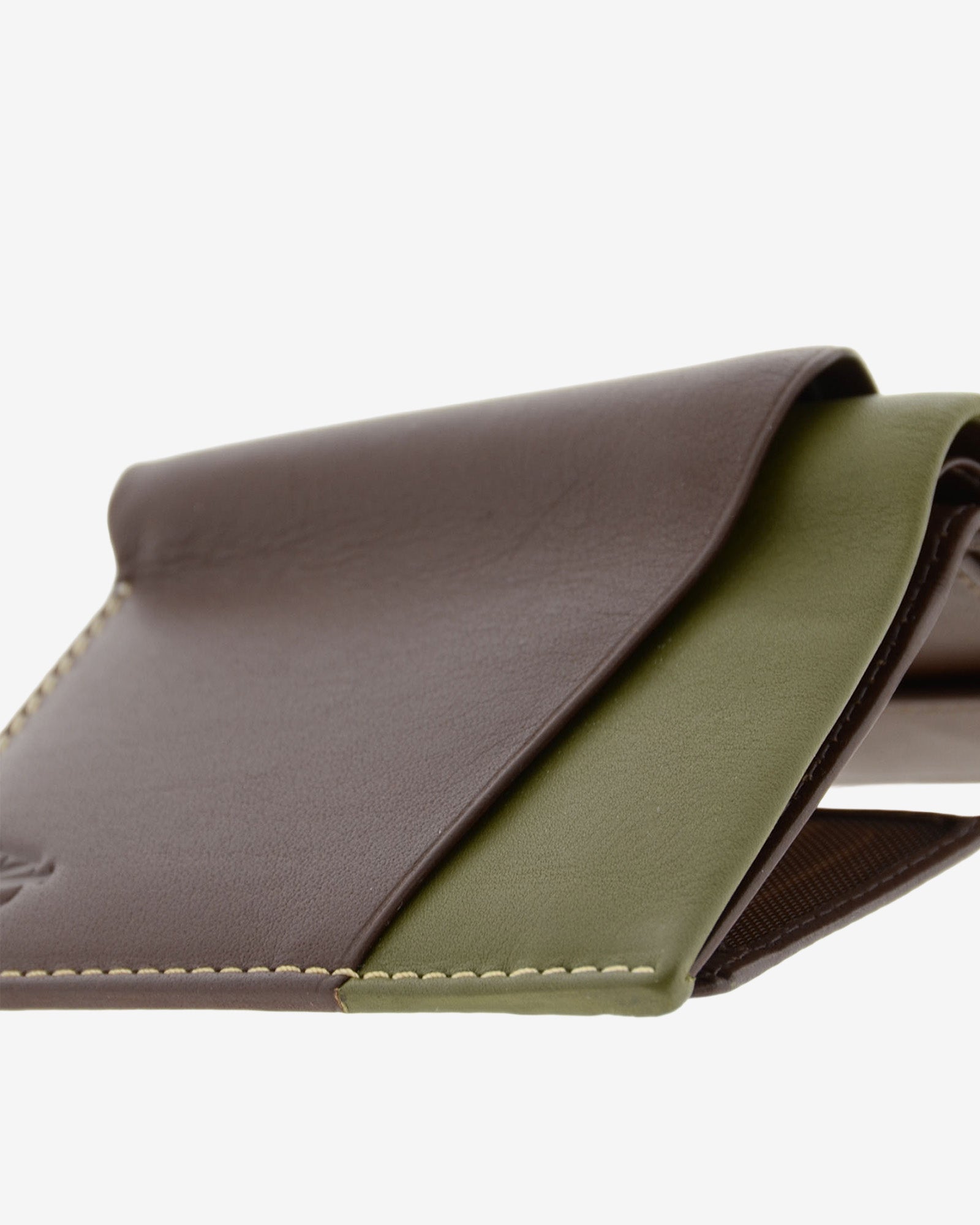 Detalle de piel, compartimento exterior, costuras y logo en cartera bicolor marrón con RFID, ref. 1609-2
