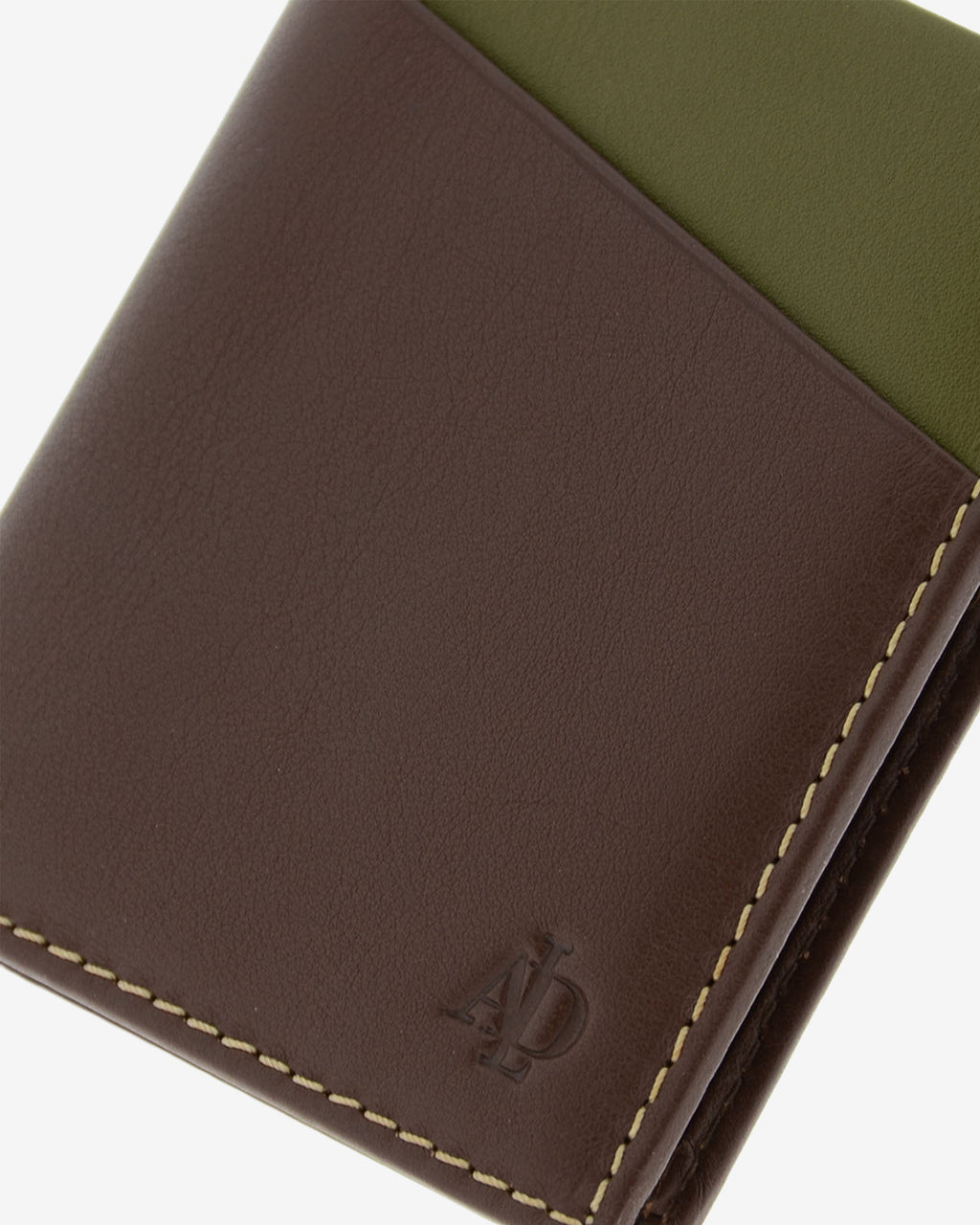 Detalle de piel, costuras y logo en cartera bicolor marron con RFID, ref. 1610-2
