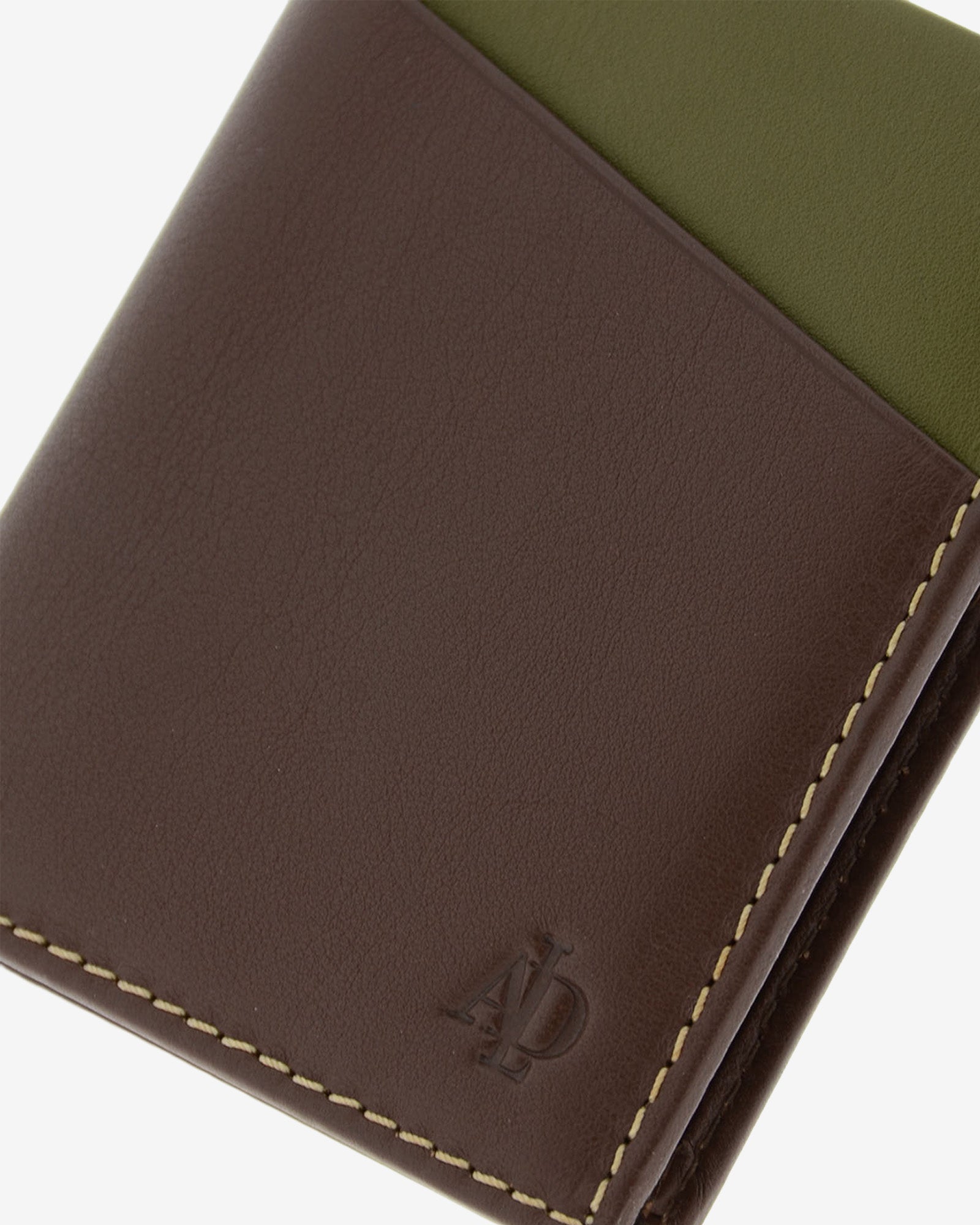 Detalle de piel, costuras y logo en cartera bicolor marron con RFID, ref. 1610-2
